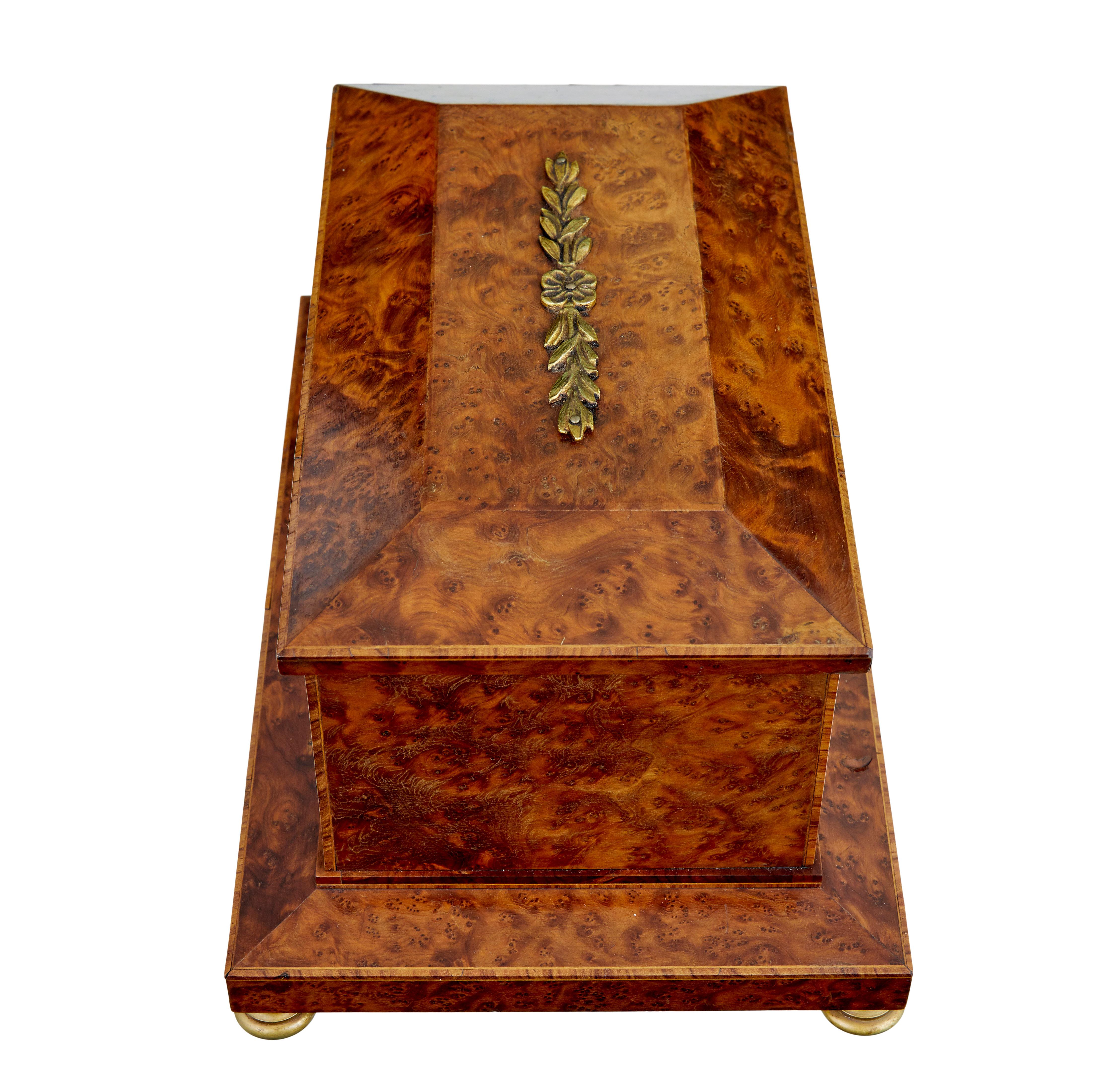 Early 20th century burr yew desktop box with clock In Good Condition For Sale In Debenham, Suffolk
