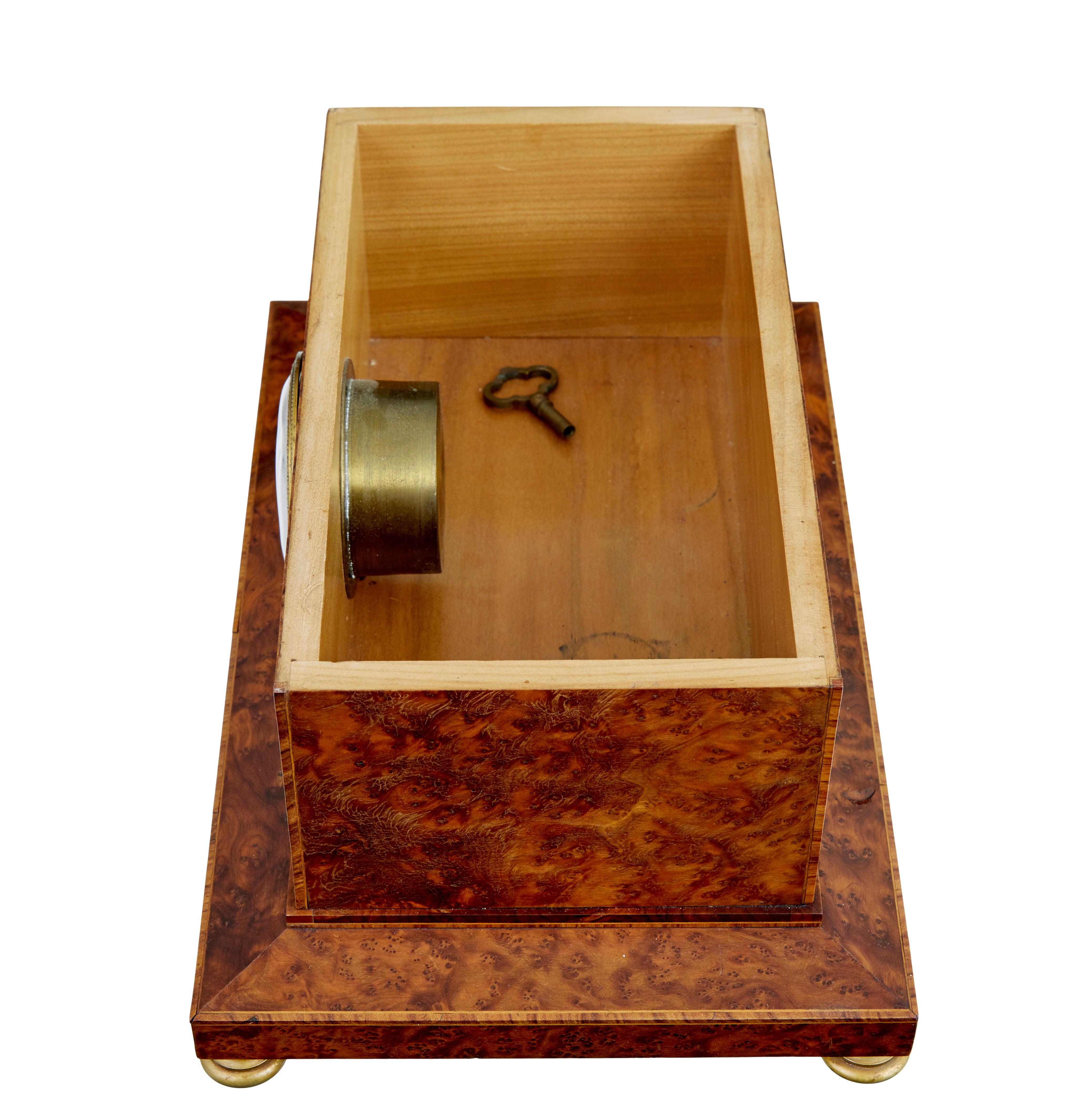 Bronze doré Boîte de bureau en loupe d'if du début du 20e siècle avec horloge en vente