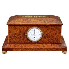 Caja de escritorio de tejo de principios del siglo XX con reloj