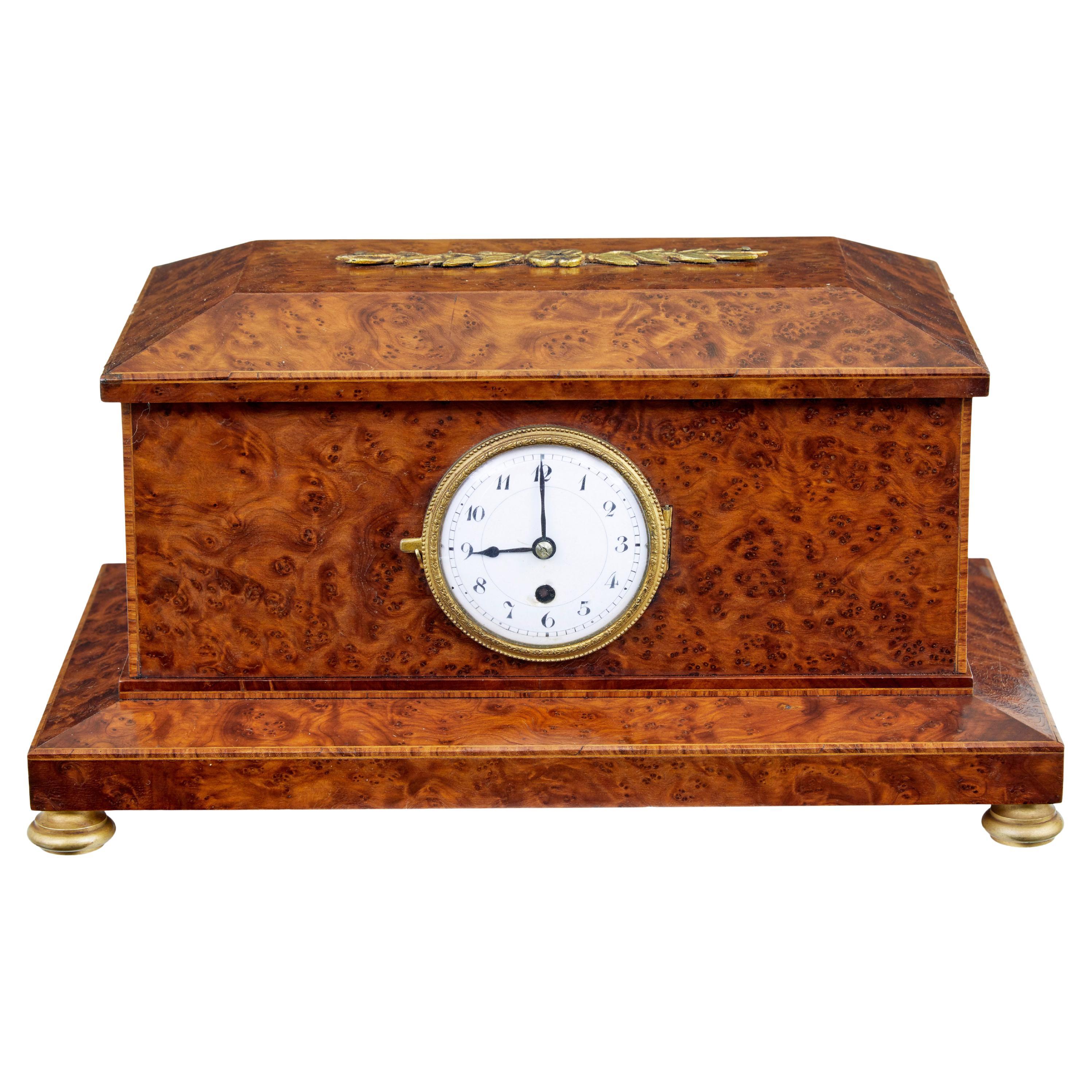 Boîte de bureau en loupe d'if du début du 20e siècle avec horloge en vente