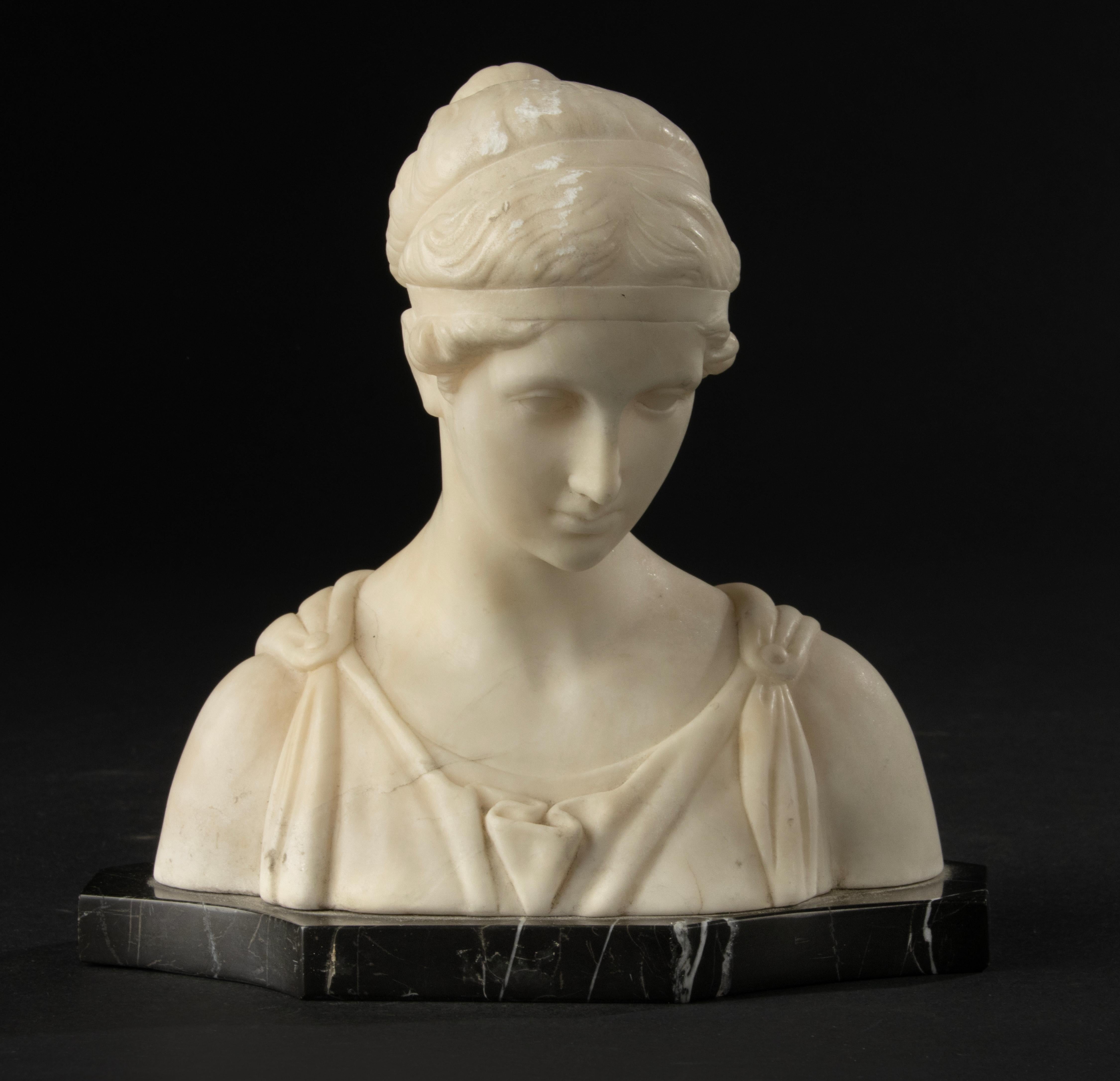Busto de principios del siglo XX - Kochendörfer - Mármol - Artemisa Diana Alemán en venta