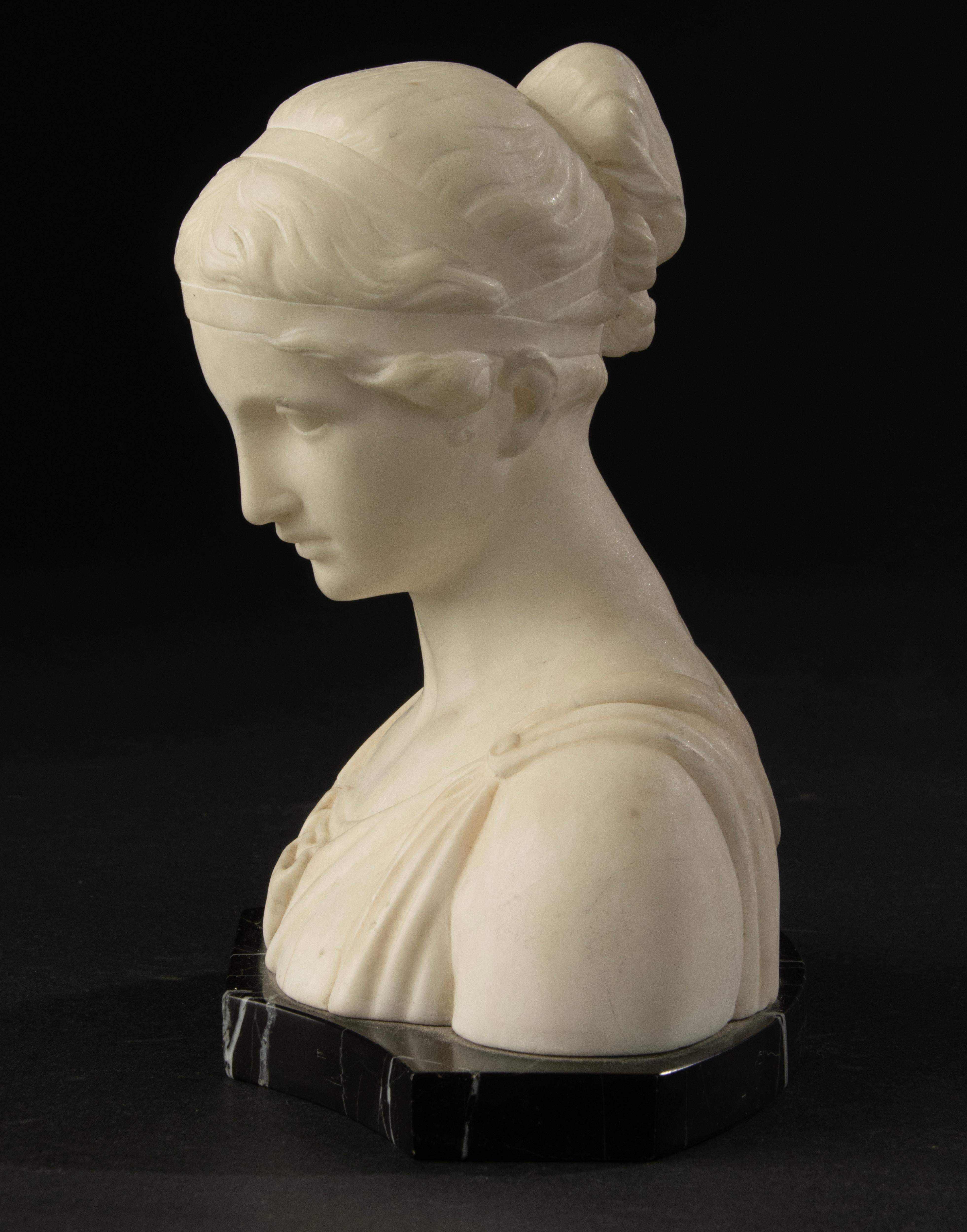 Busto de principios del siglo XX - Kochendörfer - Mármol - Artemisa Diana en Bueno estado para la venta en Casteren, Noord-Brabant