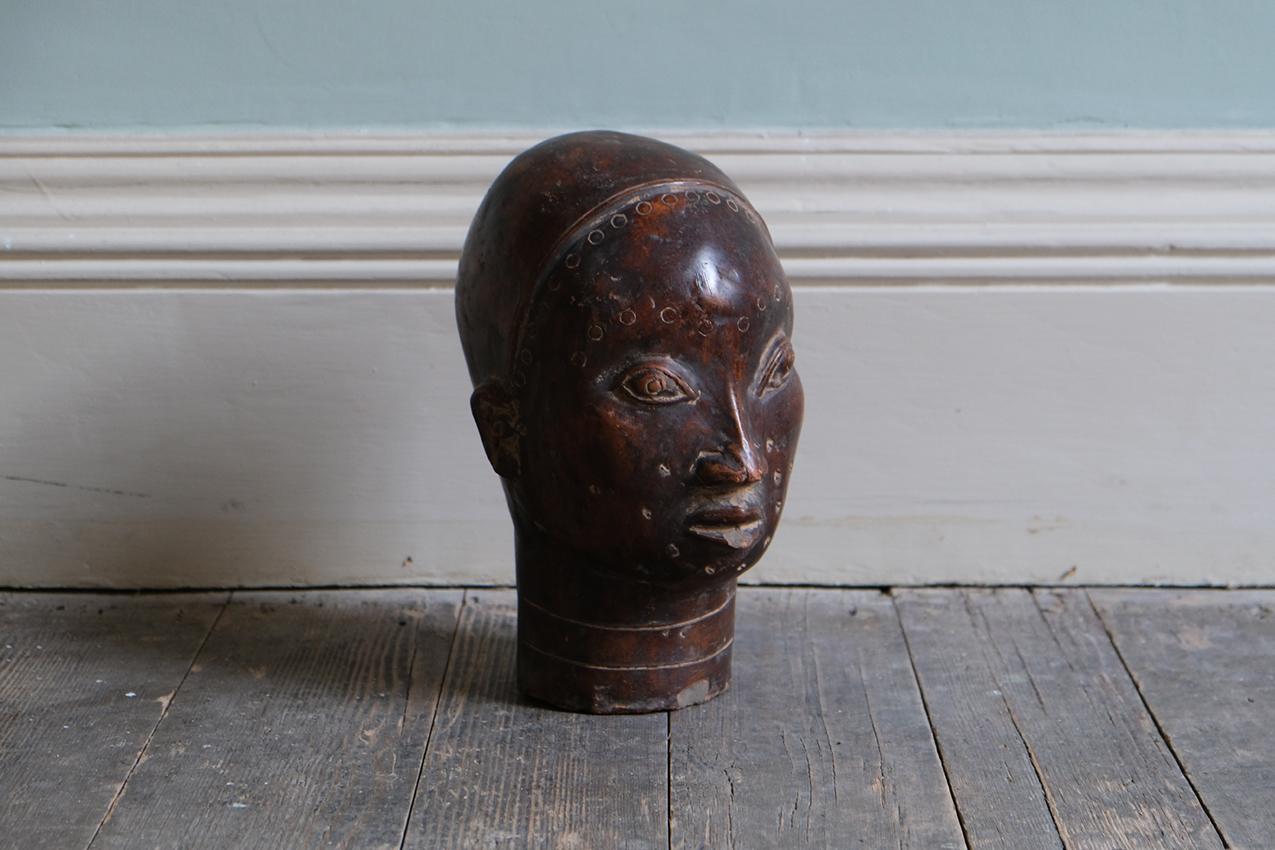 Buste d'une dame africaine du début du XXe siècle, présenté dans le style primitif. 


Dimensions : H27 x L14,5 x P20 cm