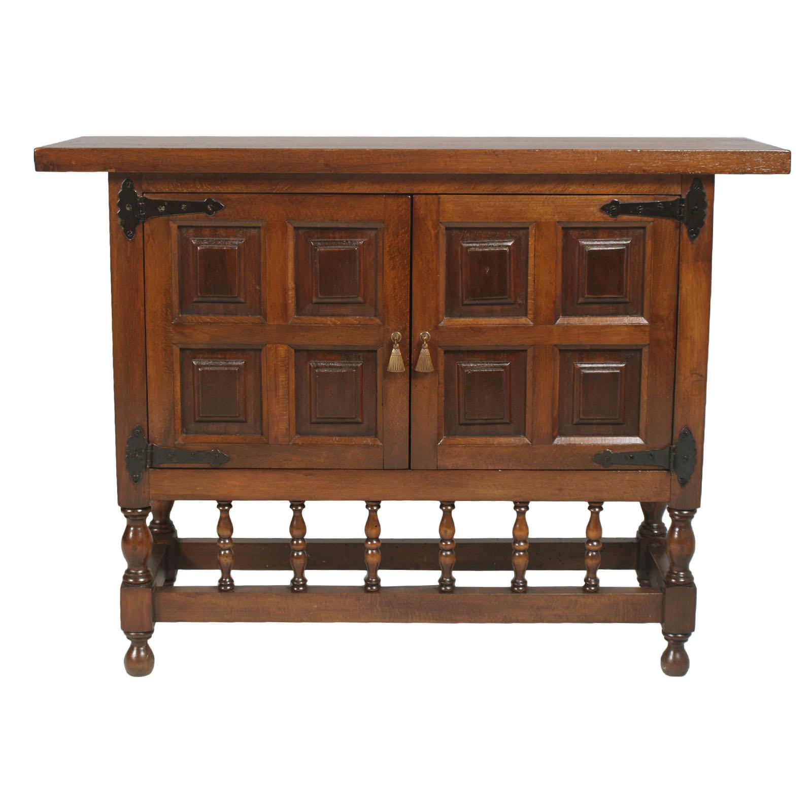 Cabinet, console, buffet, Spanish Colonial, restored and finished to wax
With turned legs, Ashlar doors and classic iron hinges, circa 1910s.

Measure cm: H 75, W 100, D 30.