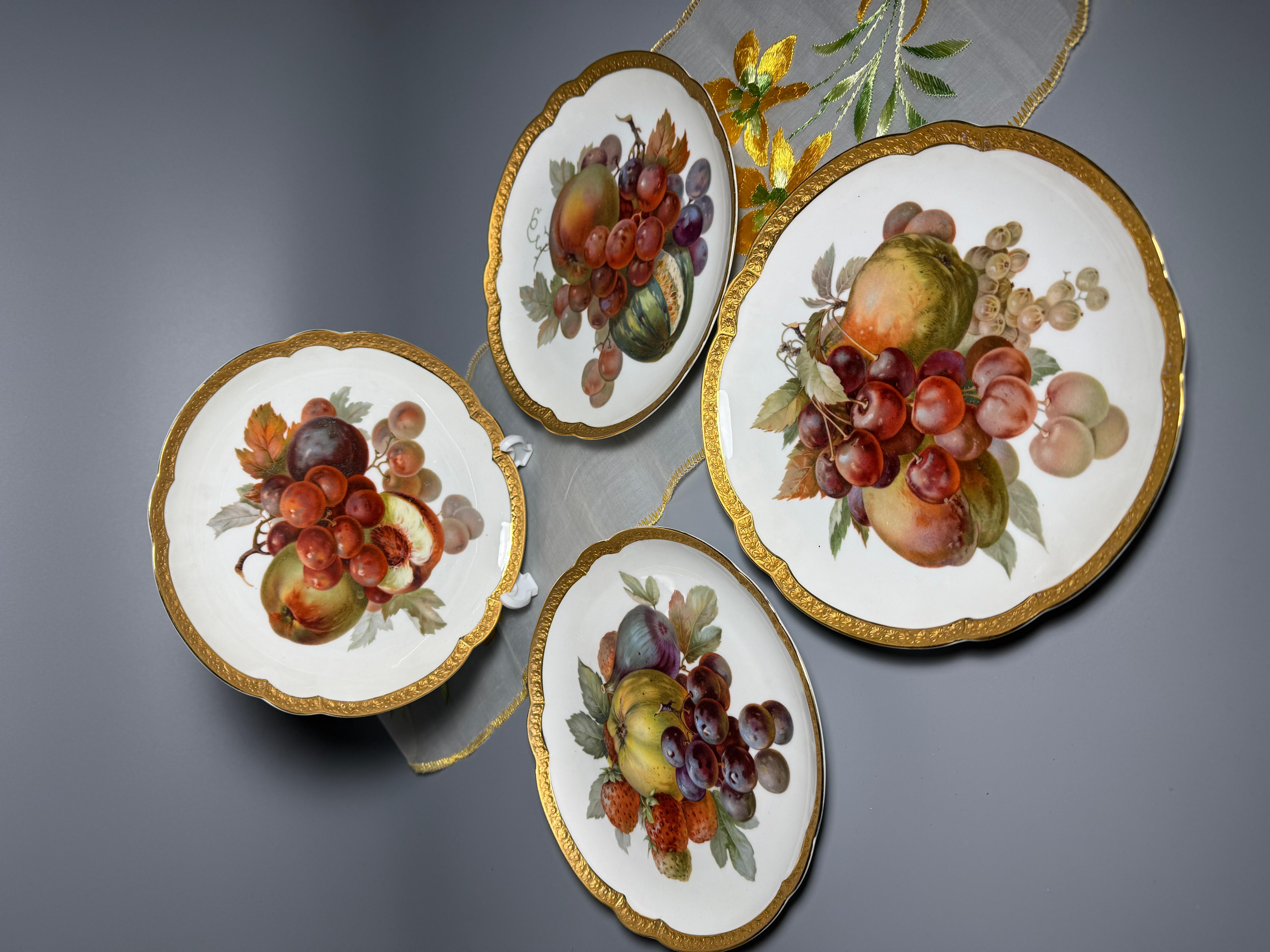 Questi piatti di porcellana sono caratterizzati da un motivo centrale di frutta e sono in genere circondati da un lussuoso motivo a volute dorate sul bordo esterno, spesso a forma di ottagono.
 Rosenthal è un'azienda tedesca nota per la sua