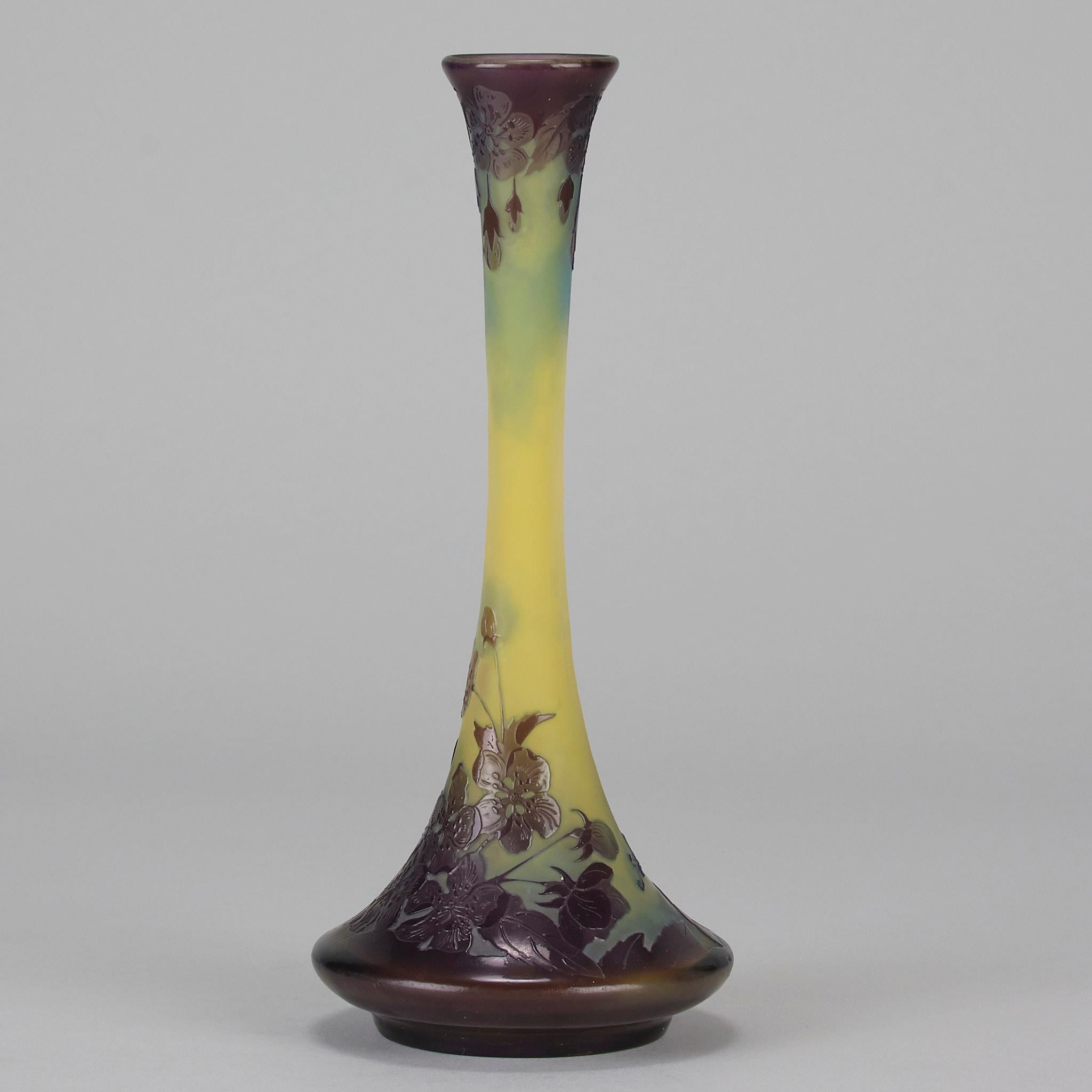 Vase Amélones du début du 20e siècle en verre gravé à la camée d'Emile Galle en vente 2