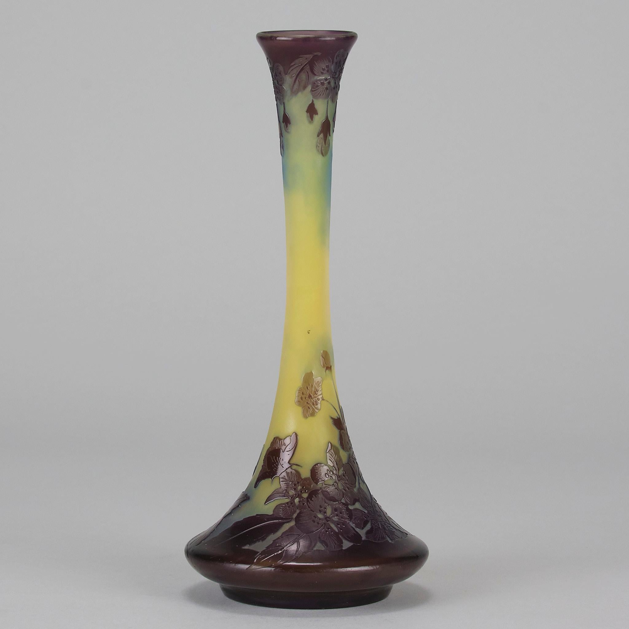 Français Vase Amélones du début du 20e siècle en verre gravé à la camée d'Emile Galle en vente