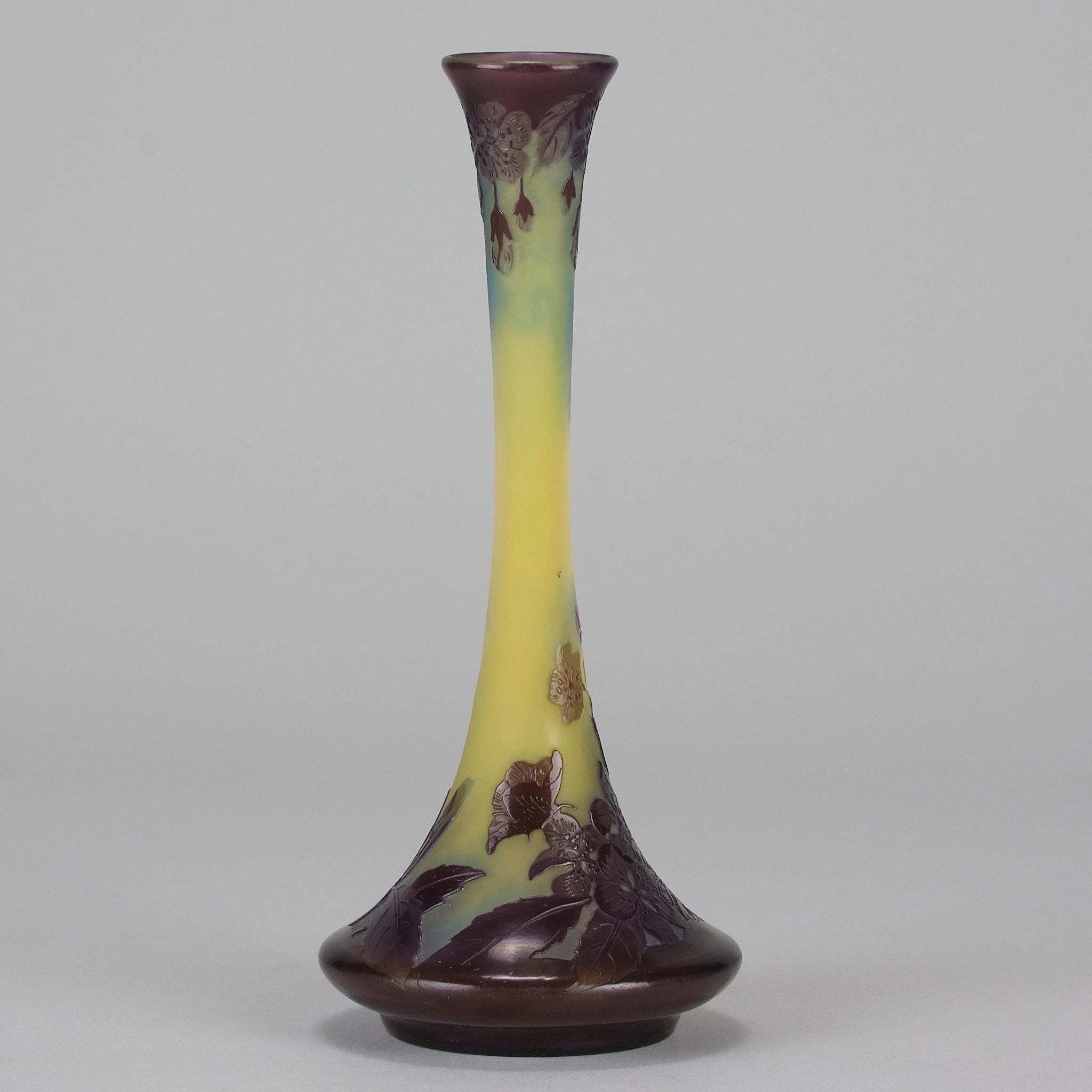Moulé Vase Amélones du début du 20e siècle en verre gravé à la camée d'Emile Galle en vente