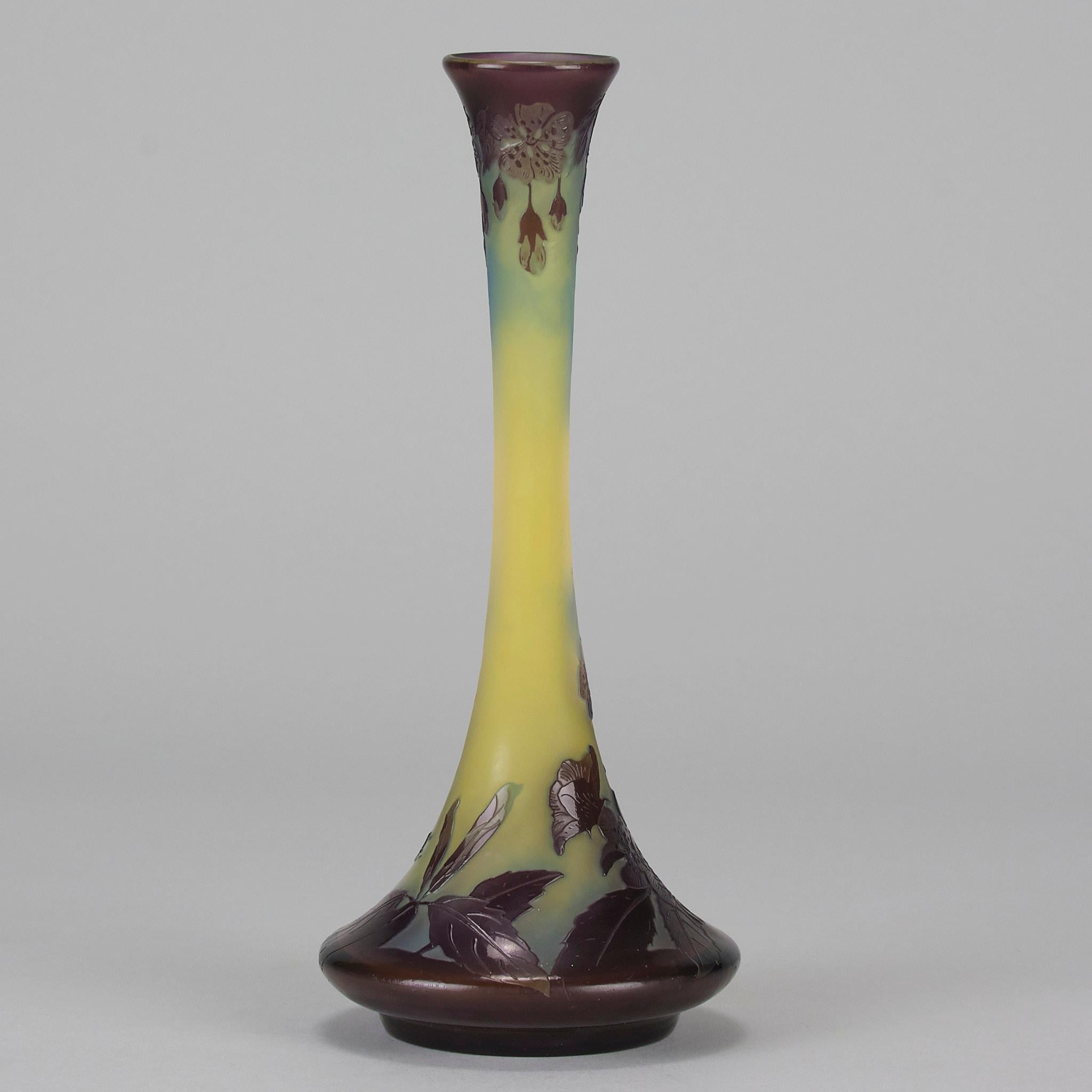 Vase Amélones du début du 20e siècle en verre gravé à la camée d'Emile Galle Excellent état - En vente à London, GB