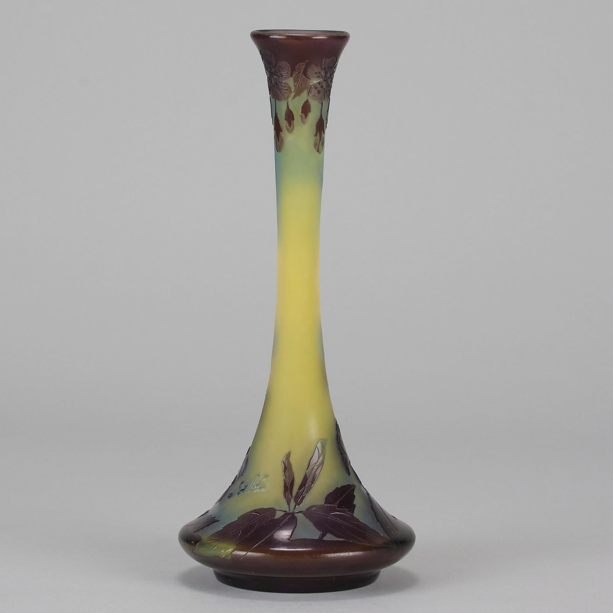 20ième siècle Vase Amélones du début du 20e siècle en verre gravé à la camée d'Emile Galle en vente