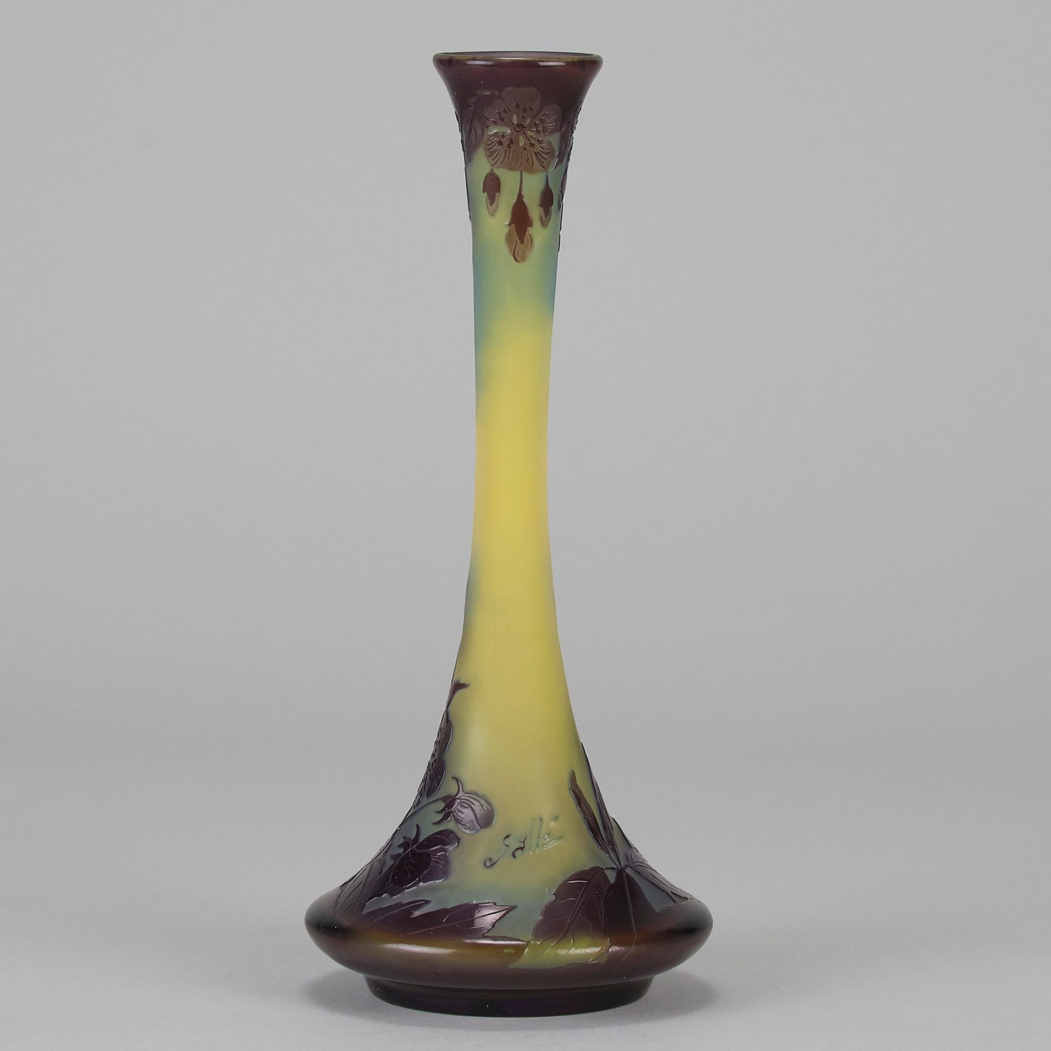Verre Vase Amélones du début du 20e siècle en verre gravé à la camée d'Emile Galle en vente