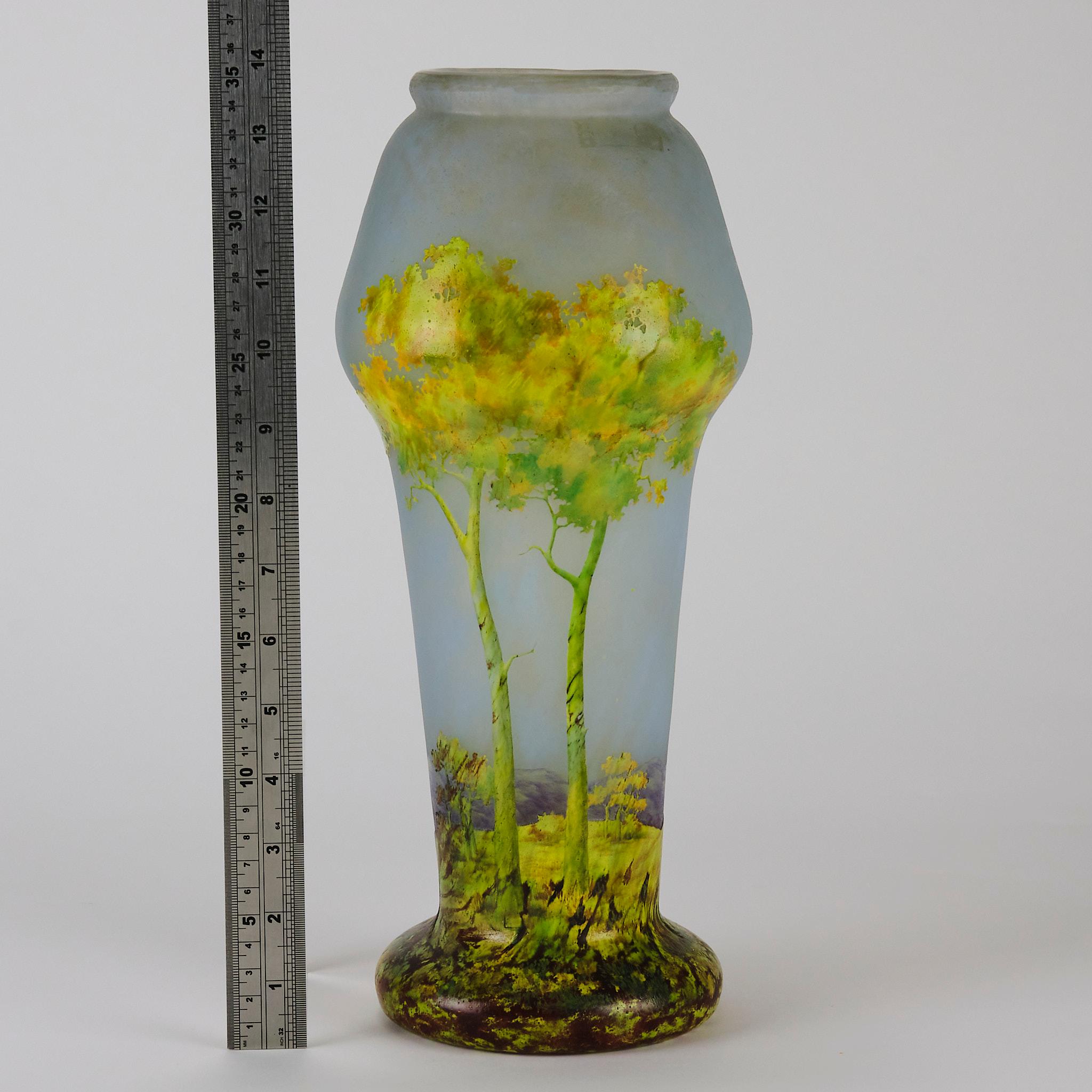 Vaso da paesaggio in vetro cammeo dei primi del Novecento intitolato 