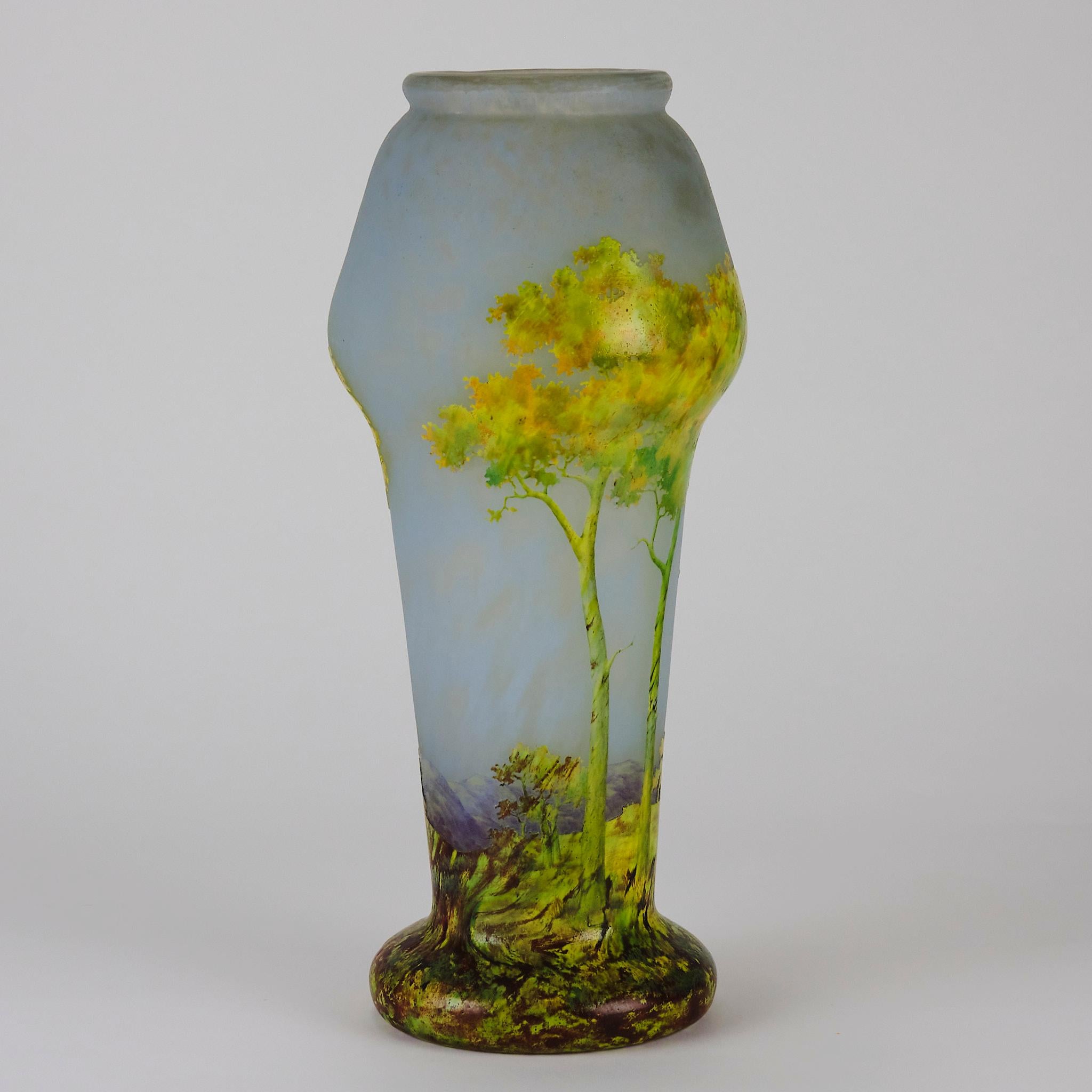 Art Nouveau Vaso da paesaggio in vetro cammeo dei primi del Novecento intitolato 
