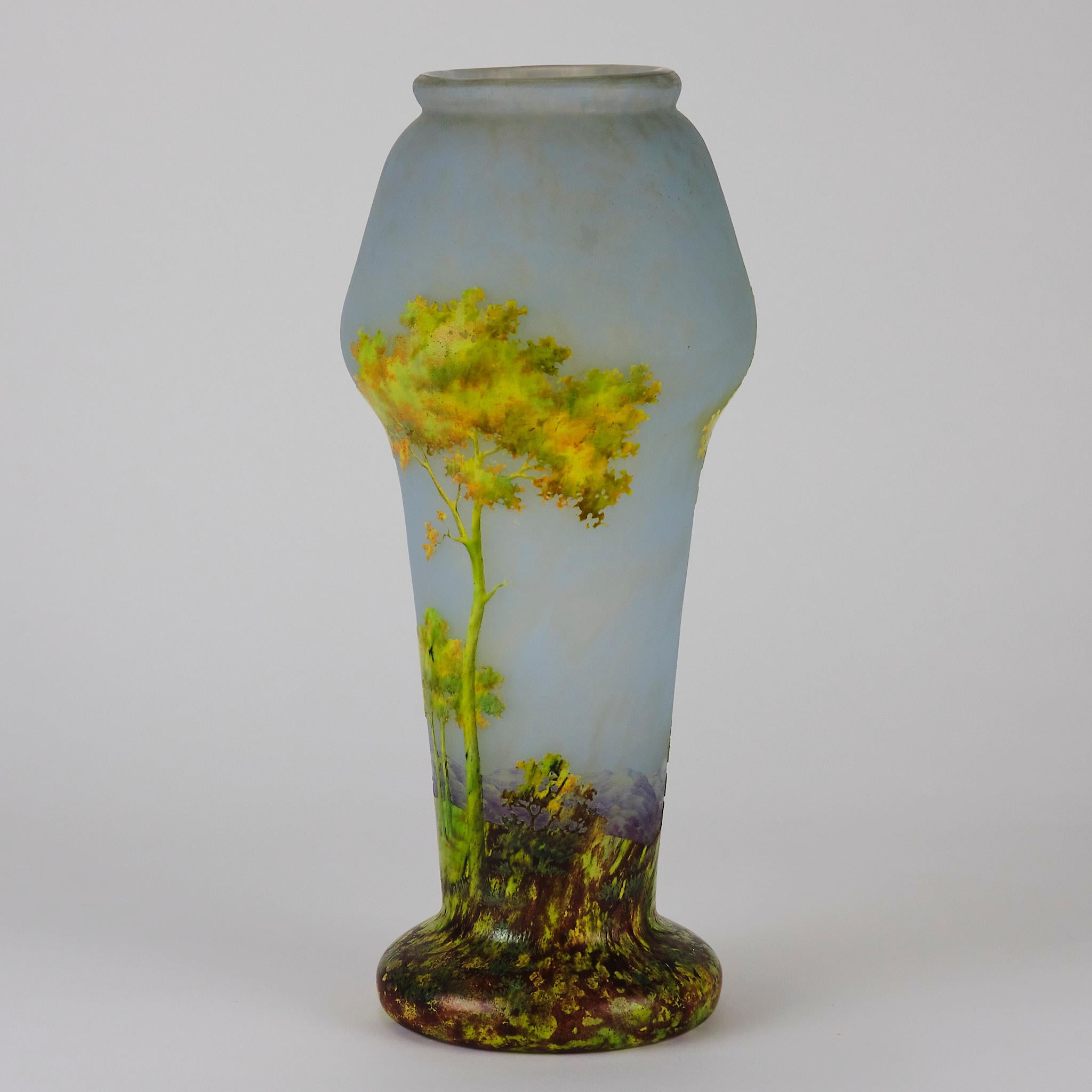 Smaltato Vaso da paesaggio in vetro cammeo dei primi del Novecento intitolato 