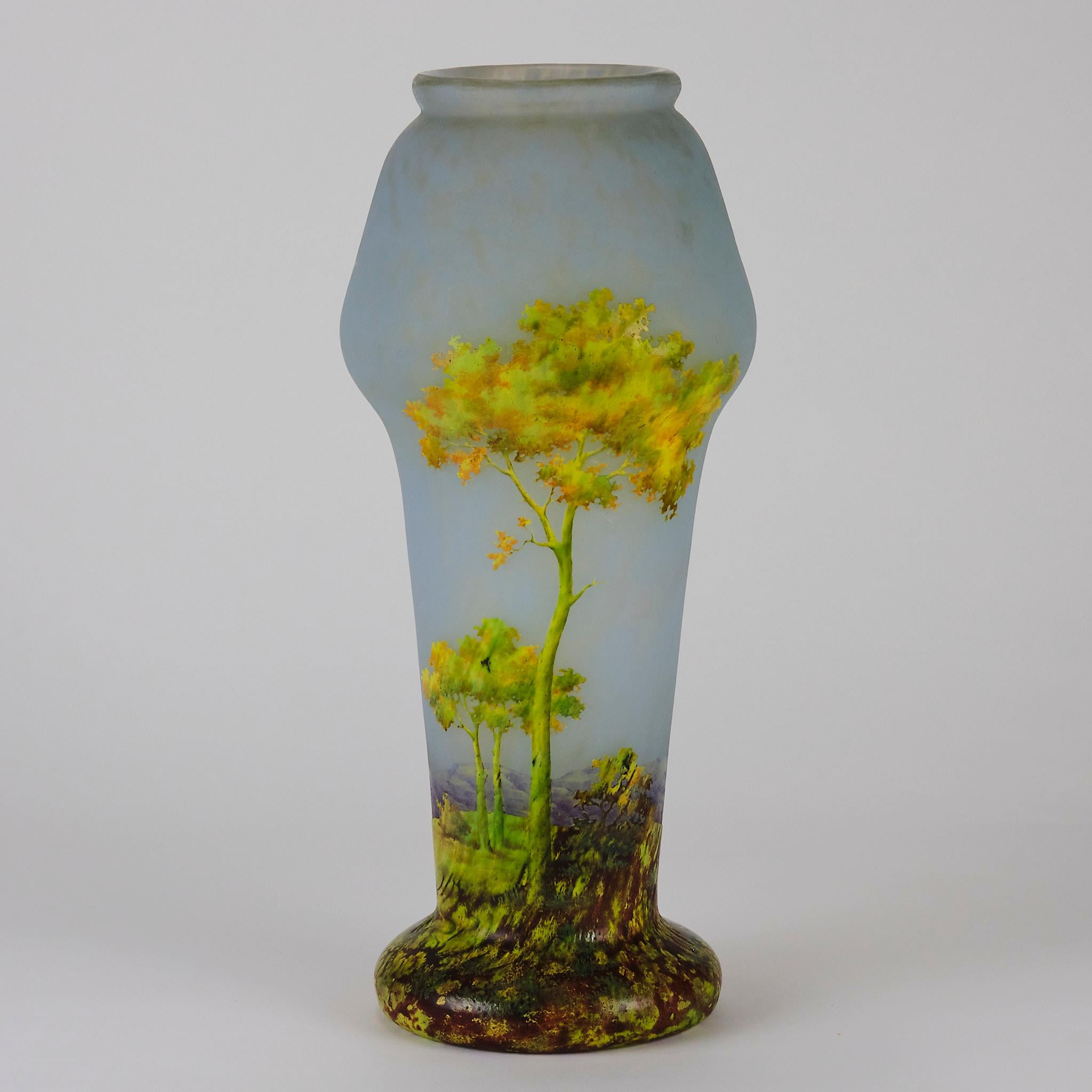 Vaso da paesaggio in vetro cammeo dei primi del Novecento intitolato 