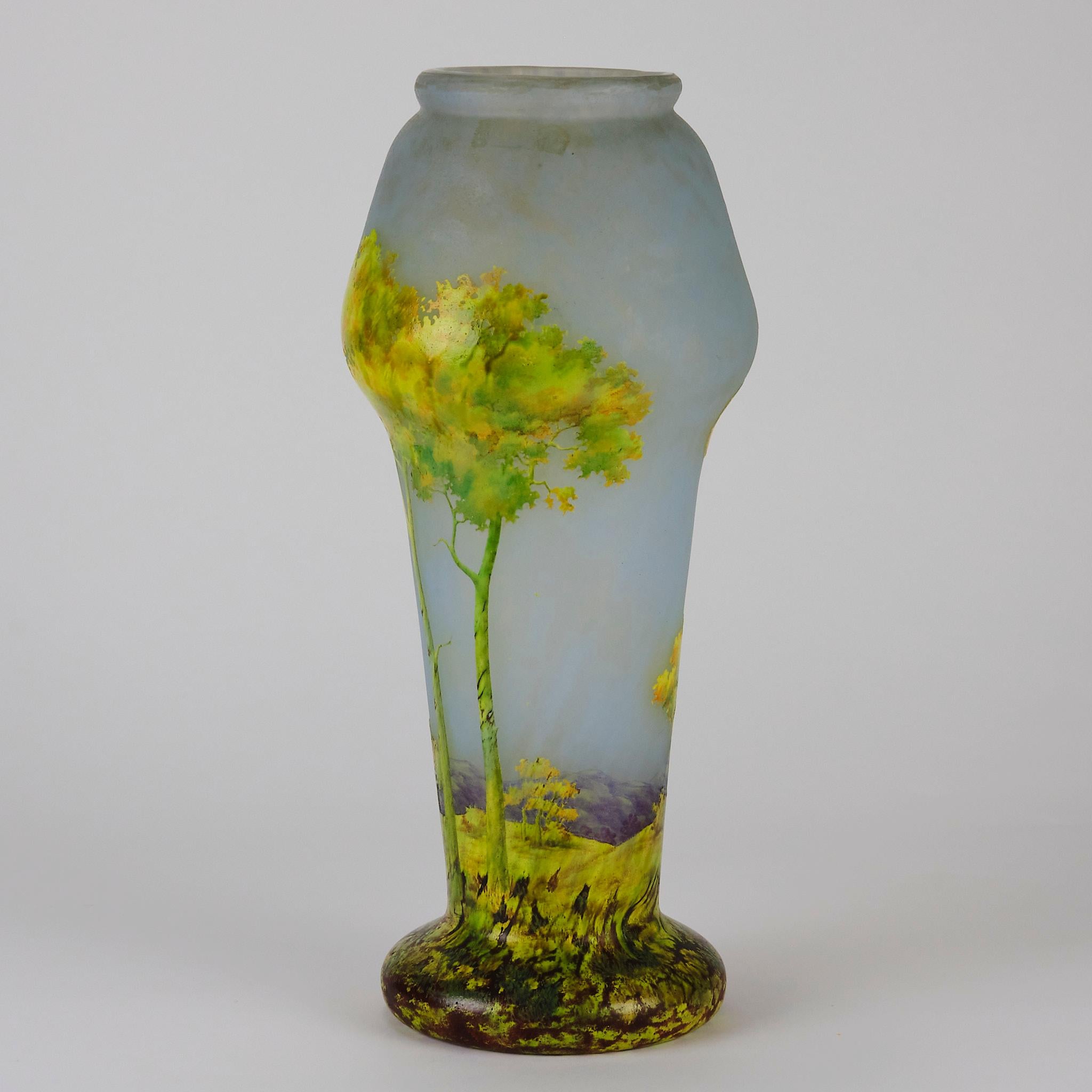 Vaso da paesaggio in vetro cammeo dei primi del Novecento intitolato 