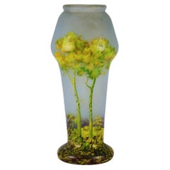 Vase en verre camée du début du 20e siècle intitulé "Paysage d'été" par Daum.