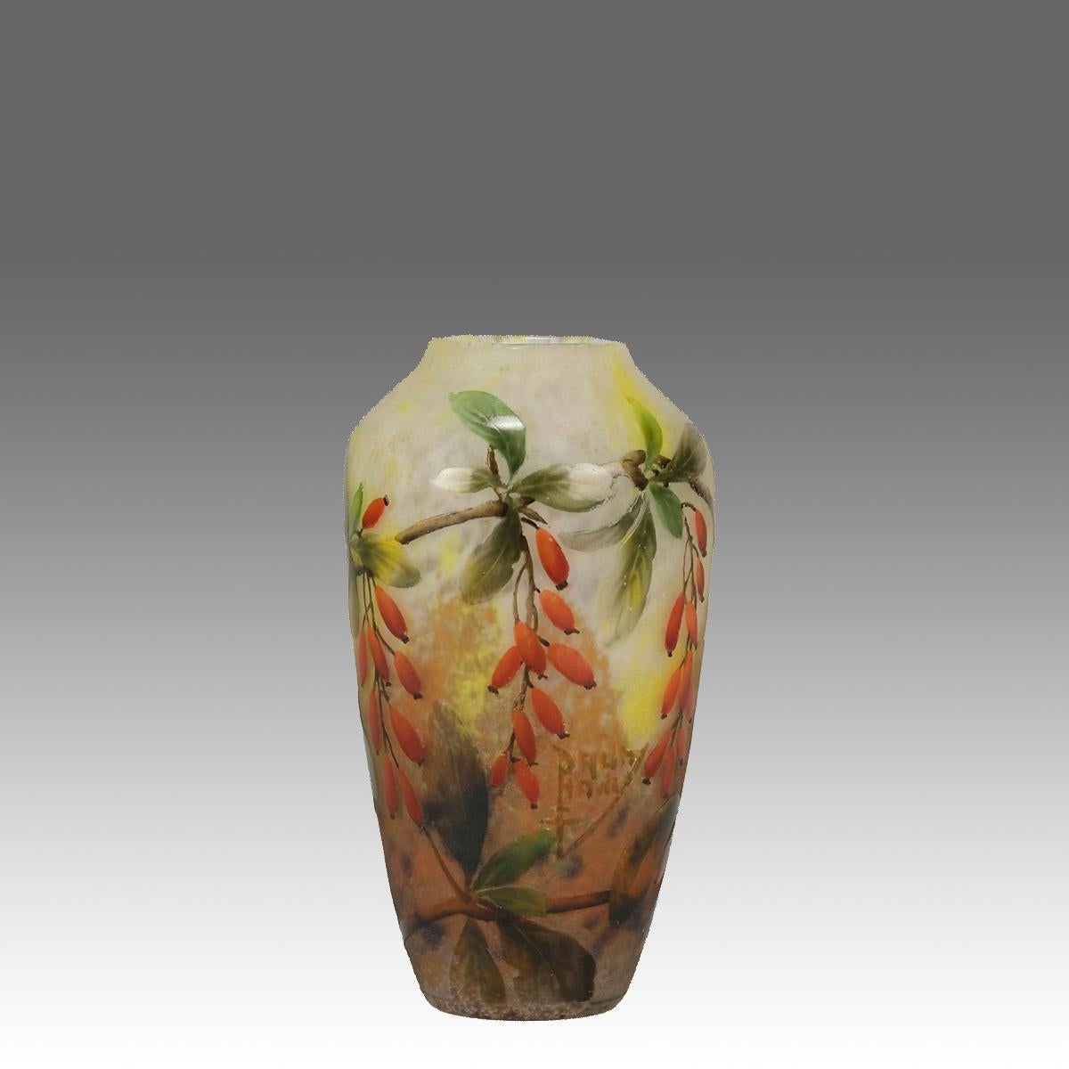 Un joli vase en verre camée de la fin du 19e siècle, représentant un cotoneaster en train de fructifier sur un fond panaché, avec d'excellentes couleurs et de fins détails, signé Daum Nancy avec la Croix de Lorraine.
INFORMATIONS