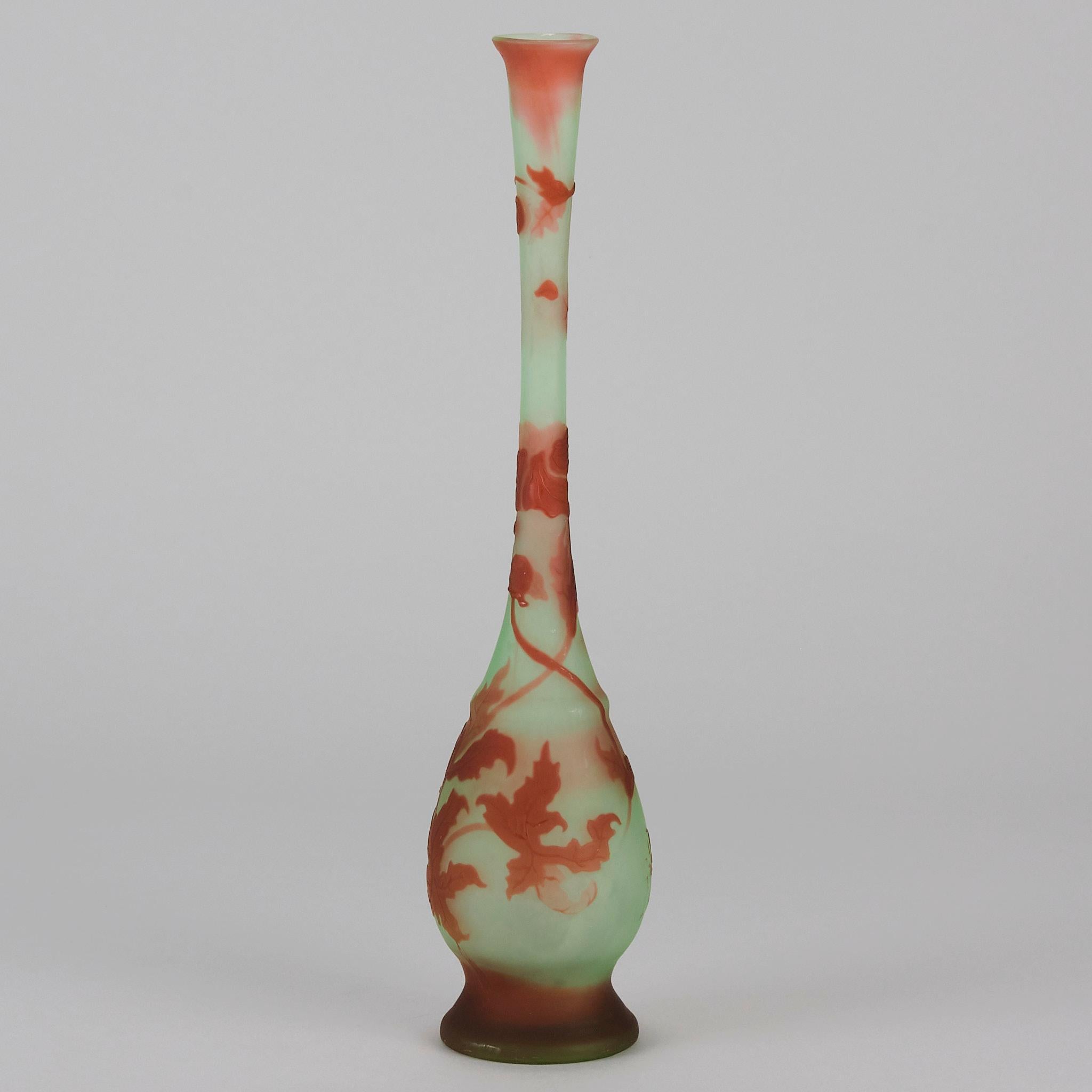 Vase élancé Art Nouveau en verre camée du début du 20e siècle par Emile Galle Art Glass en vente 1