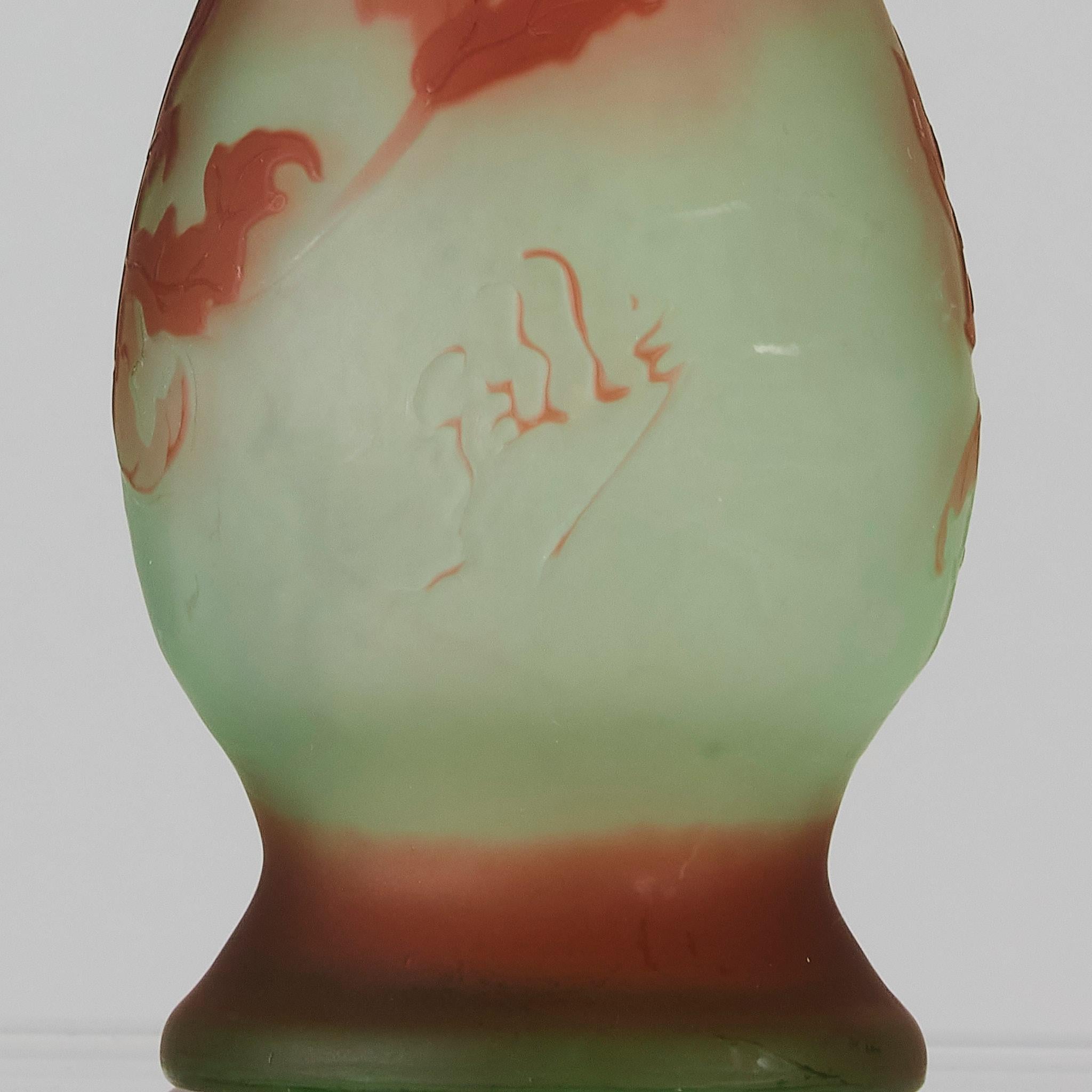 Vase élancé Art Nouveau en verre camée du début du 20e siècle par Emile Galle Art Glass en vente 6