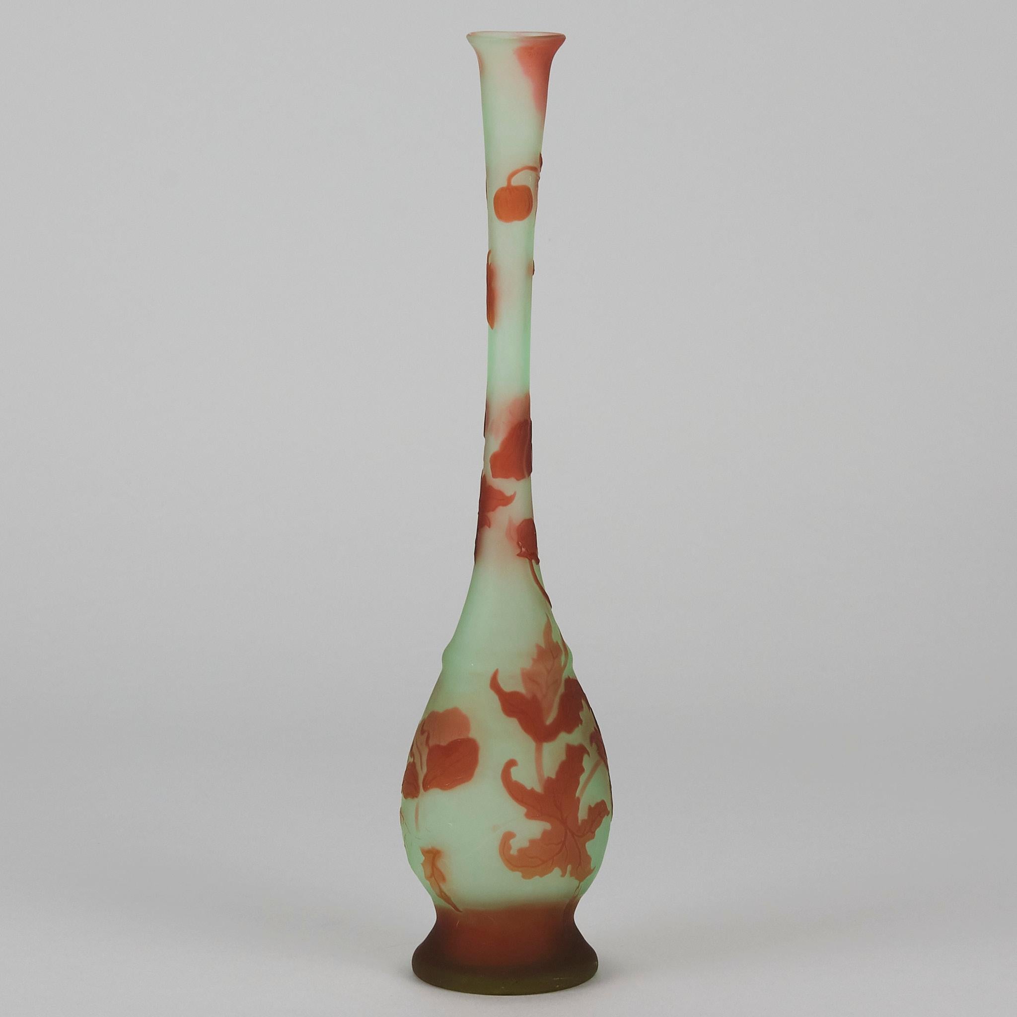 Art nouveau Vase élancé Art Nouveau en verre camée du début du 20e siècle par Emile Galle Art Glass en vente