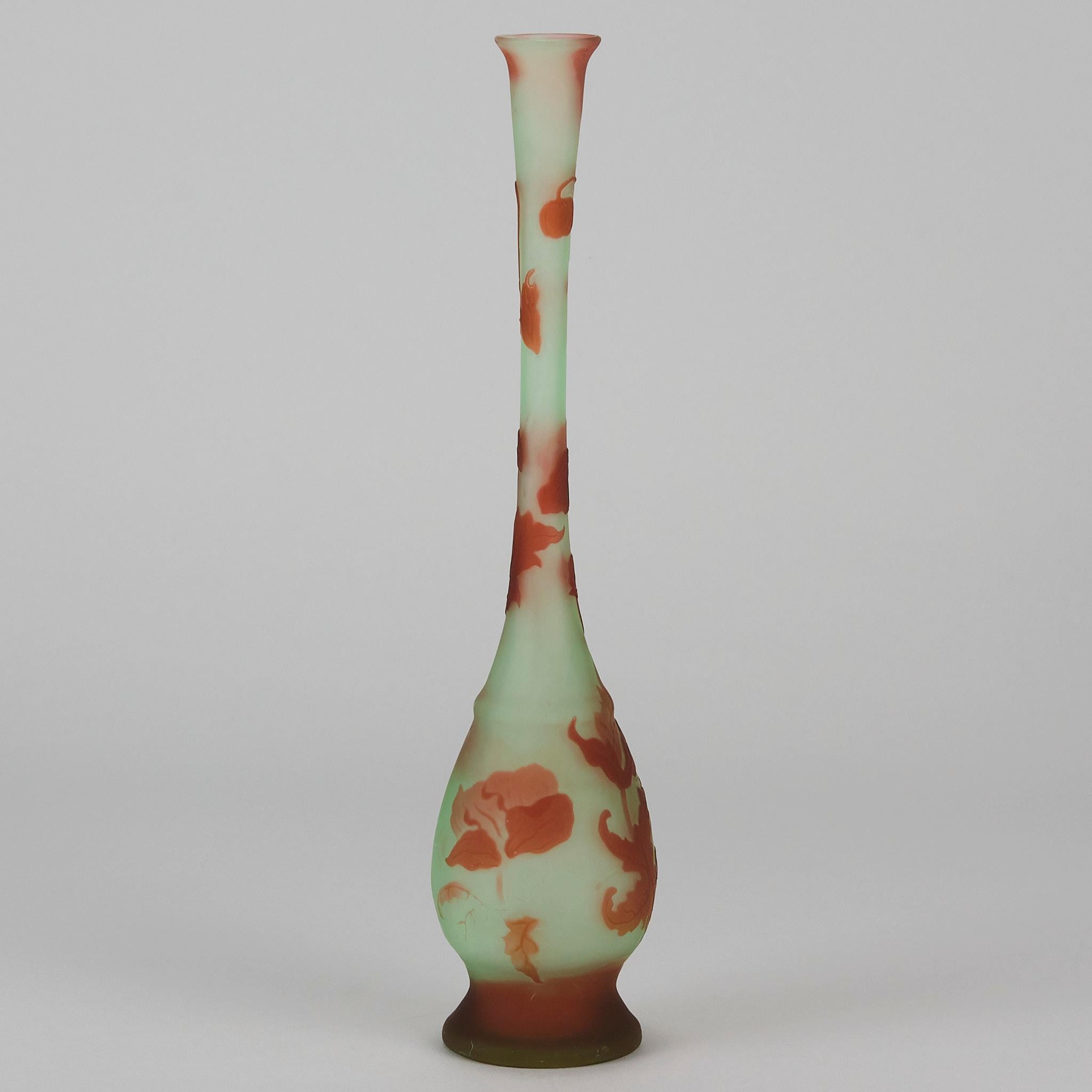Français Vase élancé Art Nouveau en verre camée du début du 20e siècle par Emile Galle Art Glass en vente