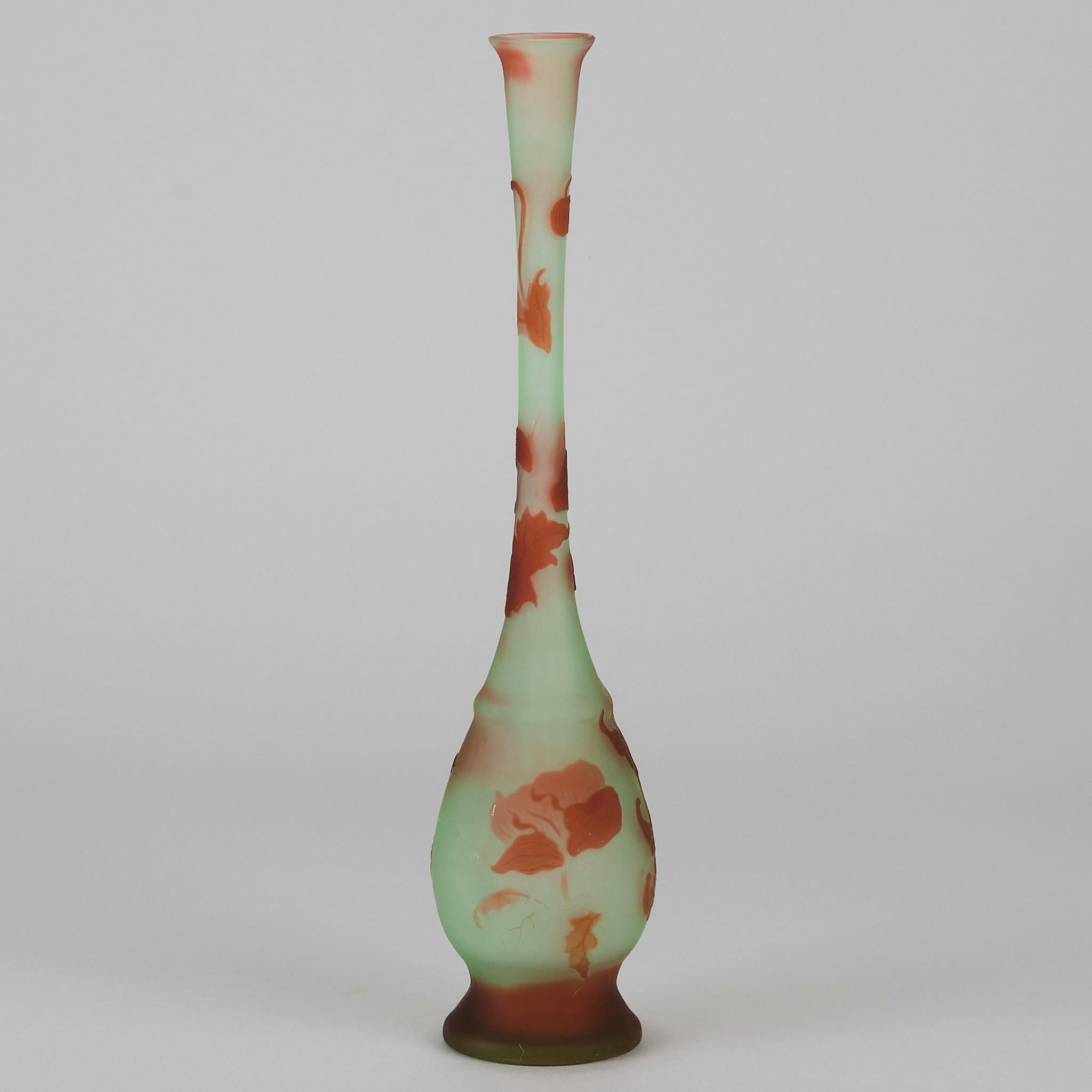 Buriné Vase élancé Art Nouveau en verre camée du début du 20e siècle par Emile Galle Art Glass en vente