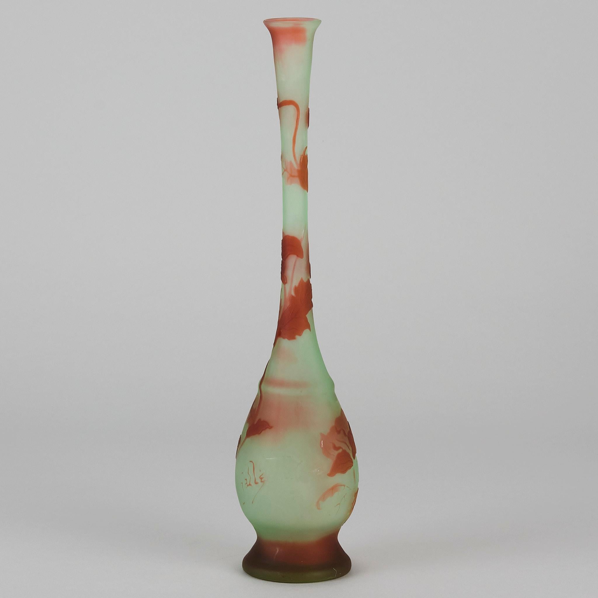 Vase élancé Art Nouveau en verre camée du début du 20e siècle par Emile Galle Art Glass Excellent état - En vente à London, GB