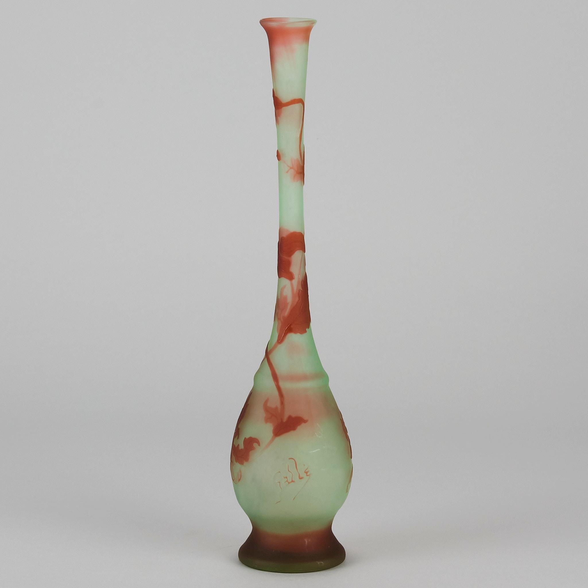 20ième siècle Vase élancé Art Nouveau en verre camée du début du 20e siècle par Emile Galle Art Glass en vente