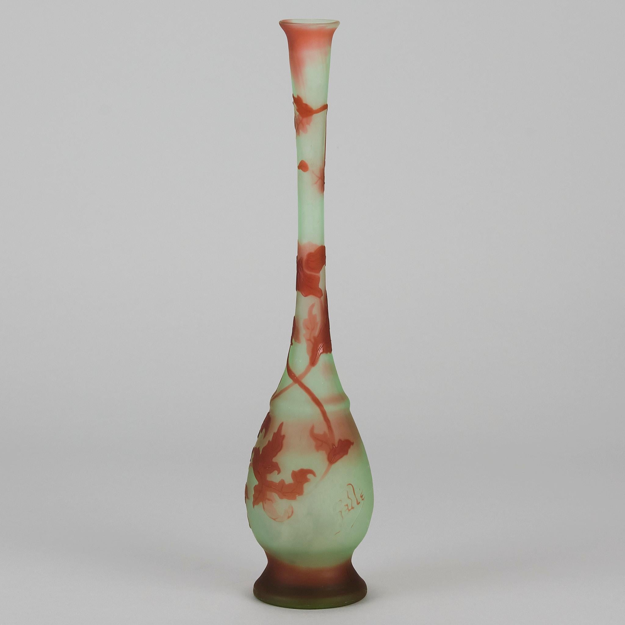 Verre Vase élancé Art Nouveau en verre camée du début du 20e siècle par Emile Galle Art Glass en vente