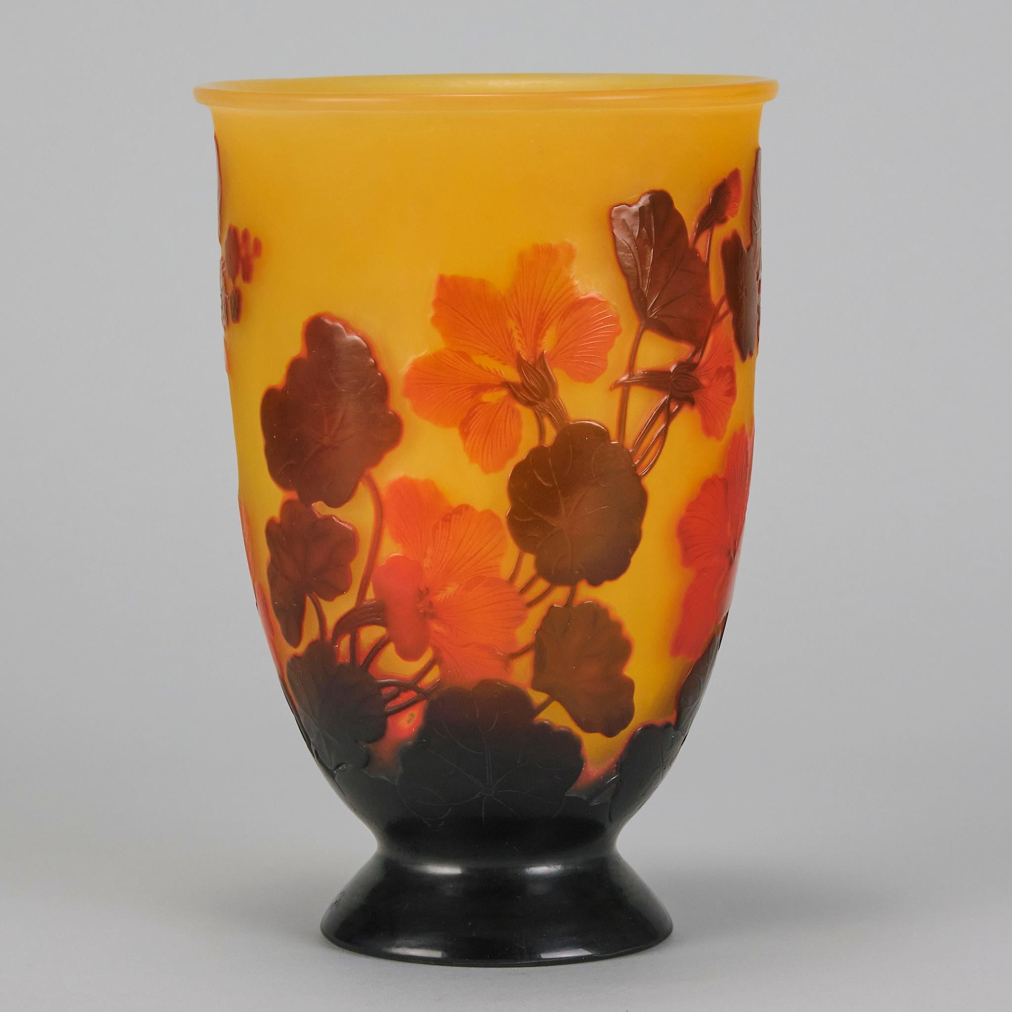 Buriné Vase en verre camée du début du 20e siècle intitulé 