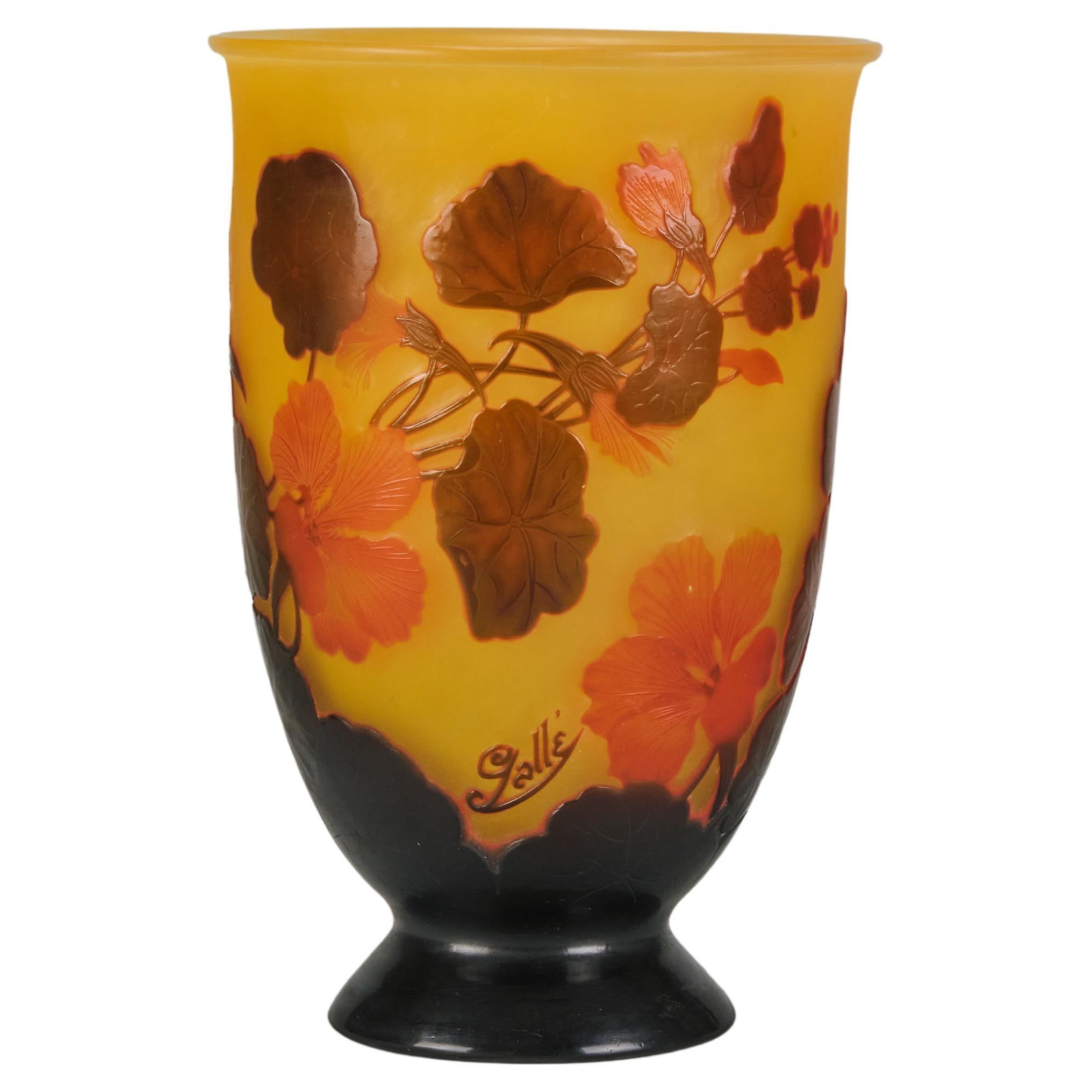 Vase en verre camée du début du 20e siècle intitulé "Vase à la capucine" par Emile Gallé en vente