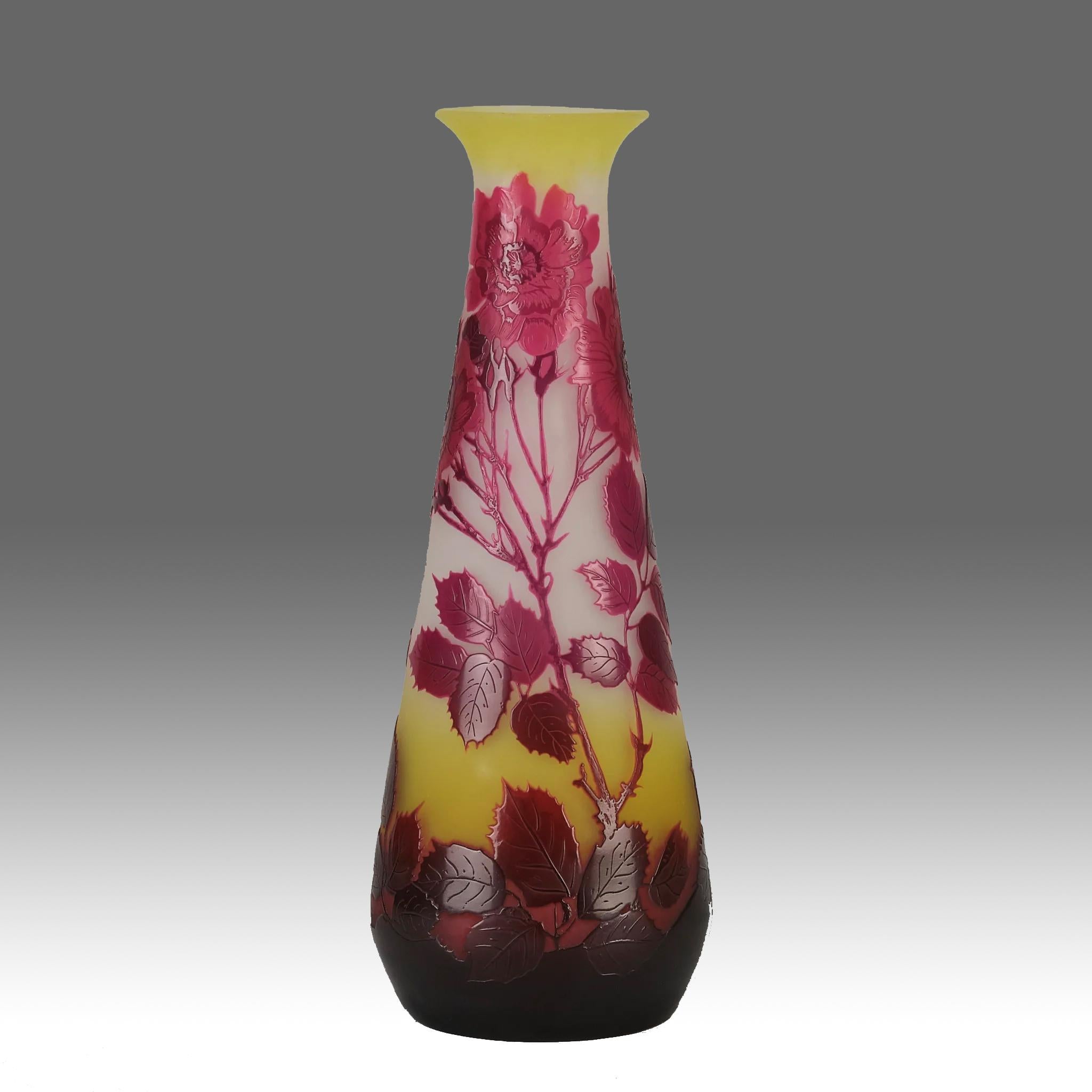 Magnifique vase en verre camée français de la fin du XIXe siècle, décoré d'un très beau motif floral rose foncé et rouge de roses sauvages sur un fond jaune chaud. Les détails et les couleurs sont excellents. L'œuvre est signée Galle en
