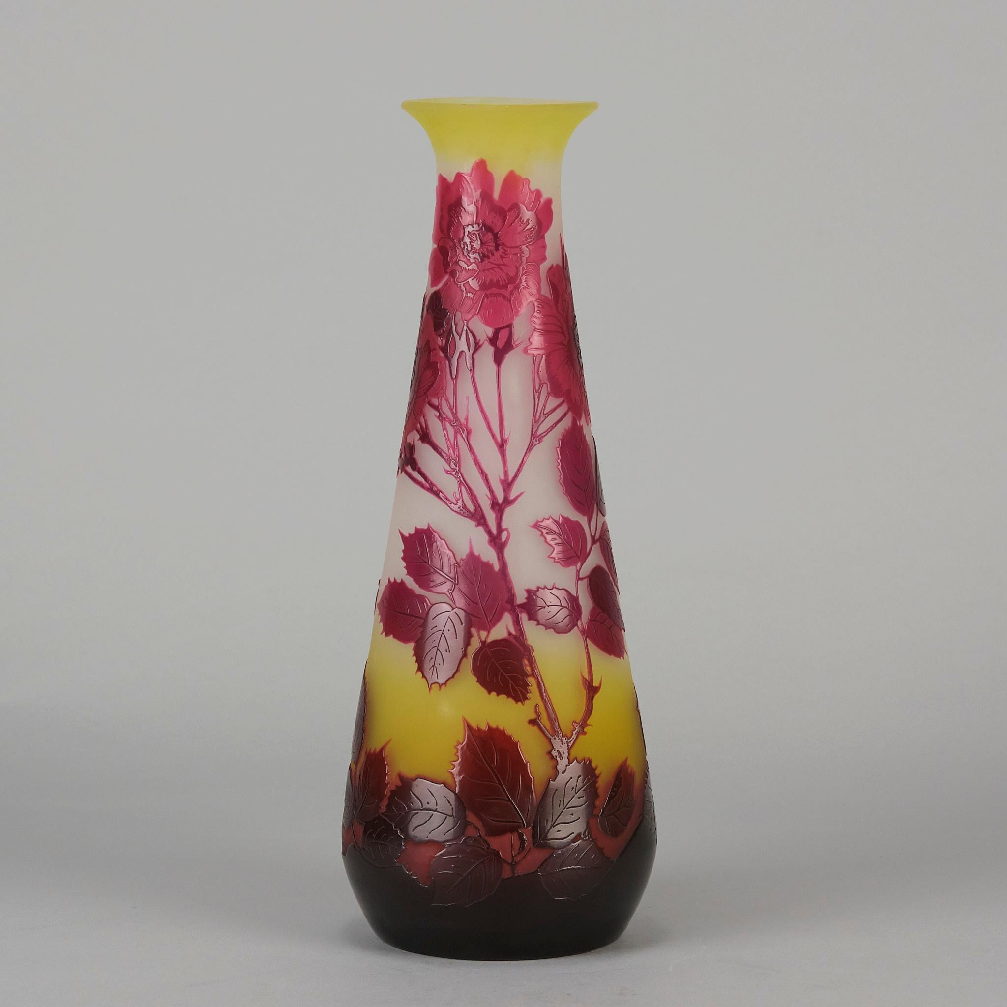 Art déco Vase en verre camée du début du 20e siècle intitulé 