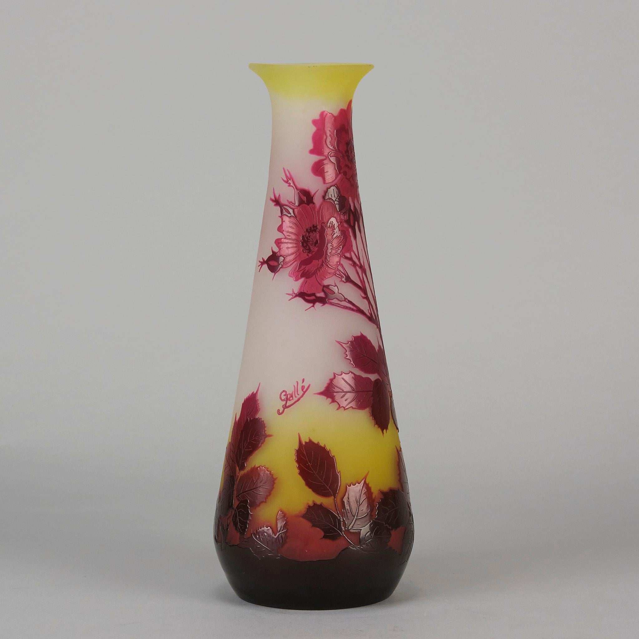 Buriné Vase en verre camée du début du 20e siècle intitulé 
