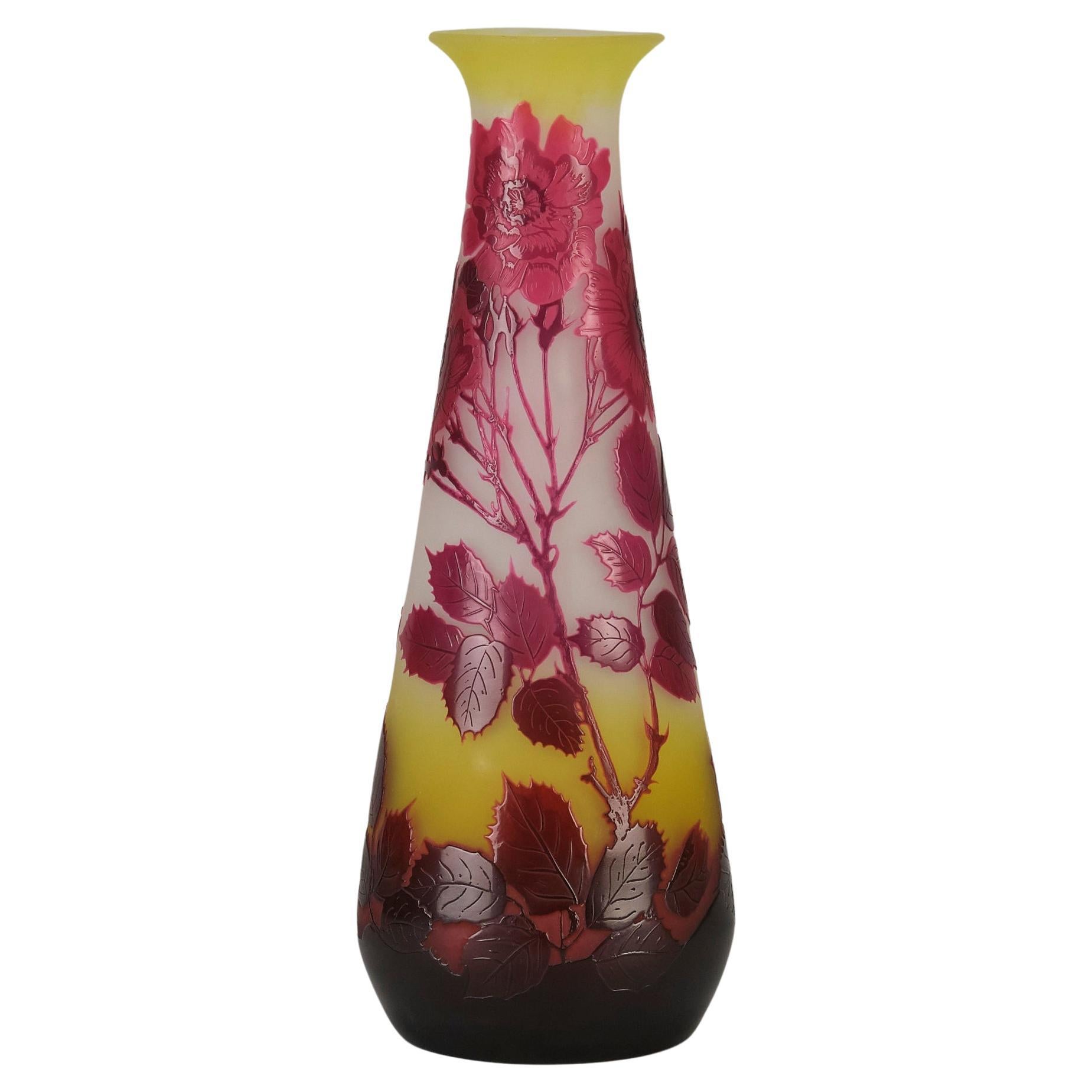 Vase en verre camée du début du 20e siècle intitulé "Vase à roses sauvages" par Emile Gallé