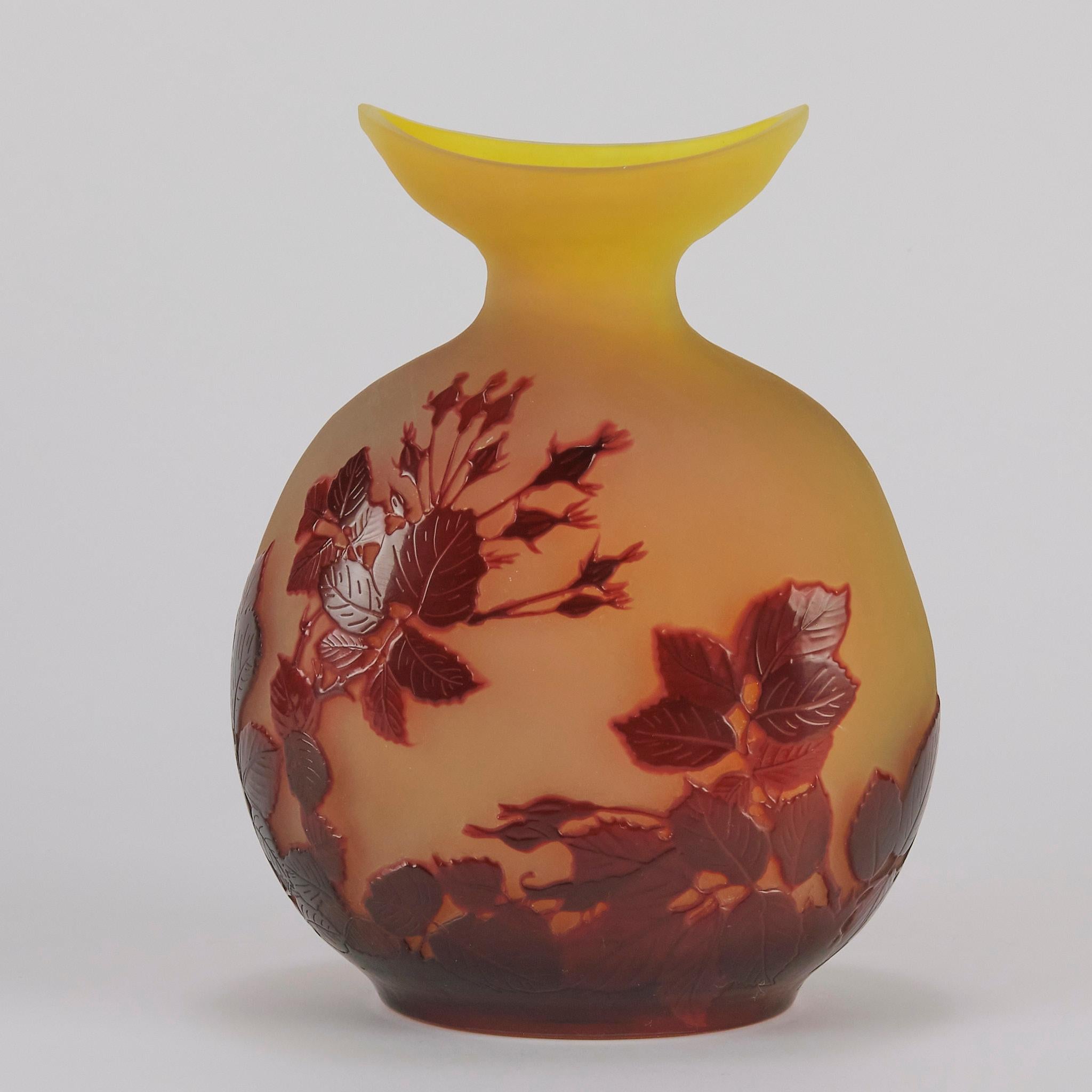 Moulé Vase camée du début du XXe siècle intitulé « Vase Moon » par Emile Gall en vente