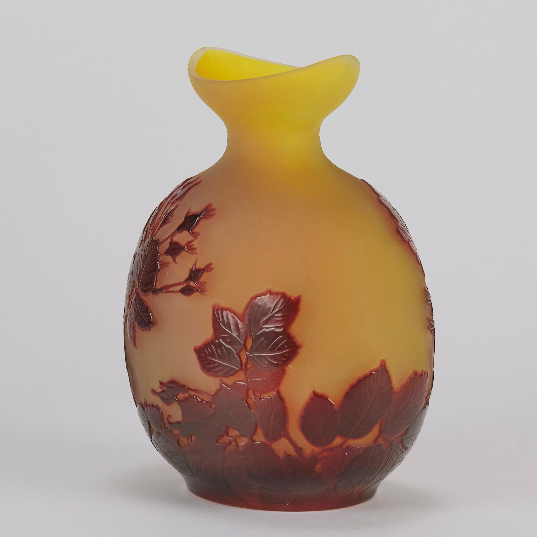 Vase camée du début du XXe siècle intitulé « Vase Moon » par Emile Gall Bon état - En vente à London, GB