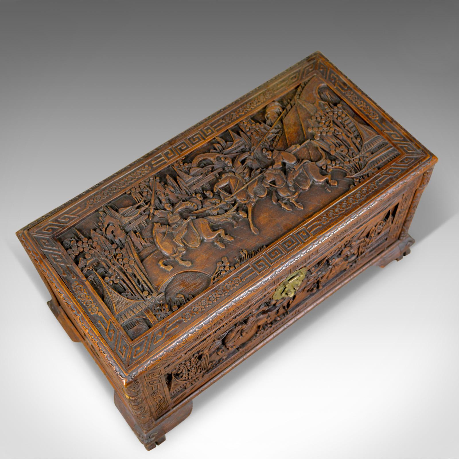 Sculpté à la main Coffre en bois de camphrier du début du 20ème siècle:: oriental:: scènes sculptées:: coffre vers 1930