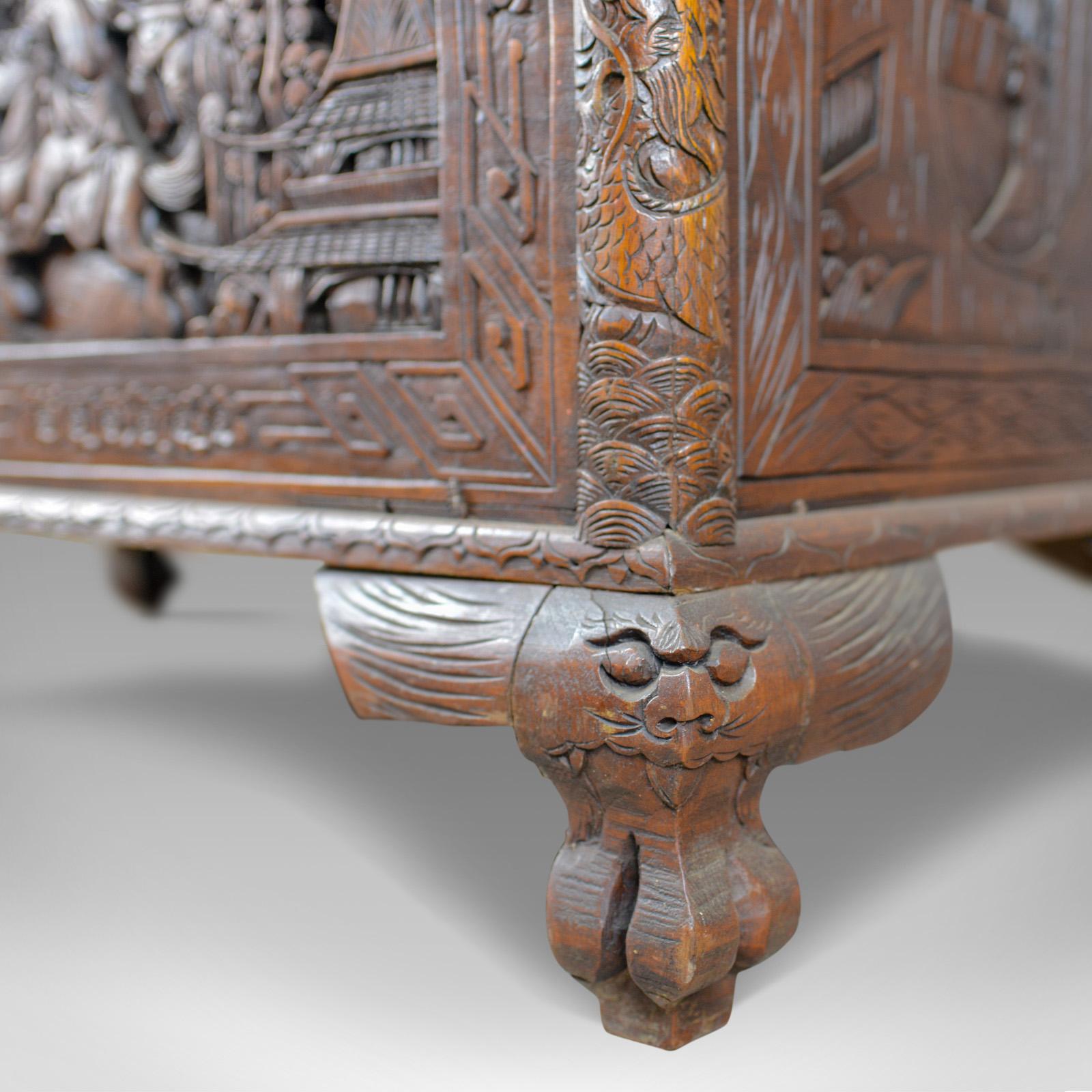 Coffre en bois de camphrier du début du 20ème siècle:: oriental:: scènes sculptées:: coffre vers 1930 1