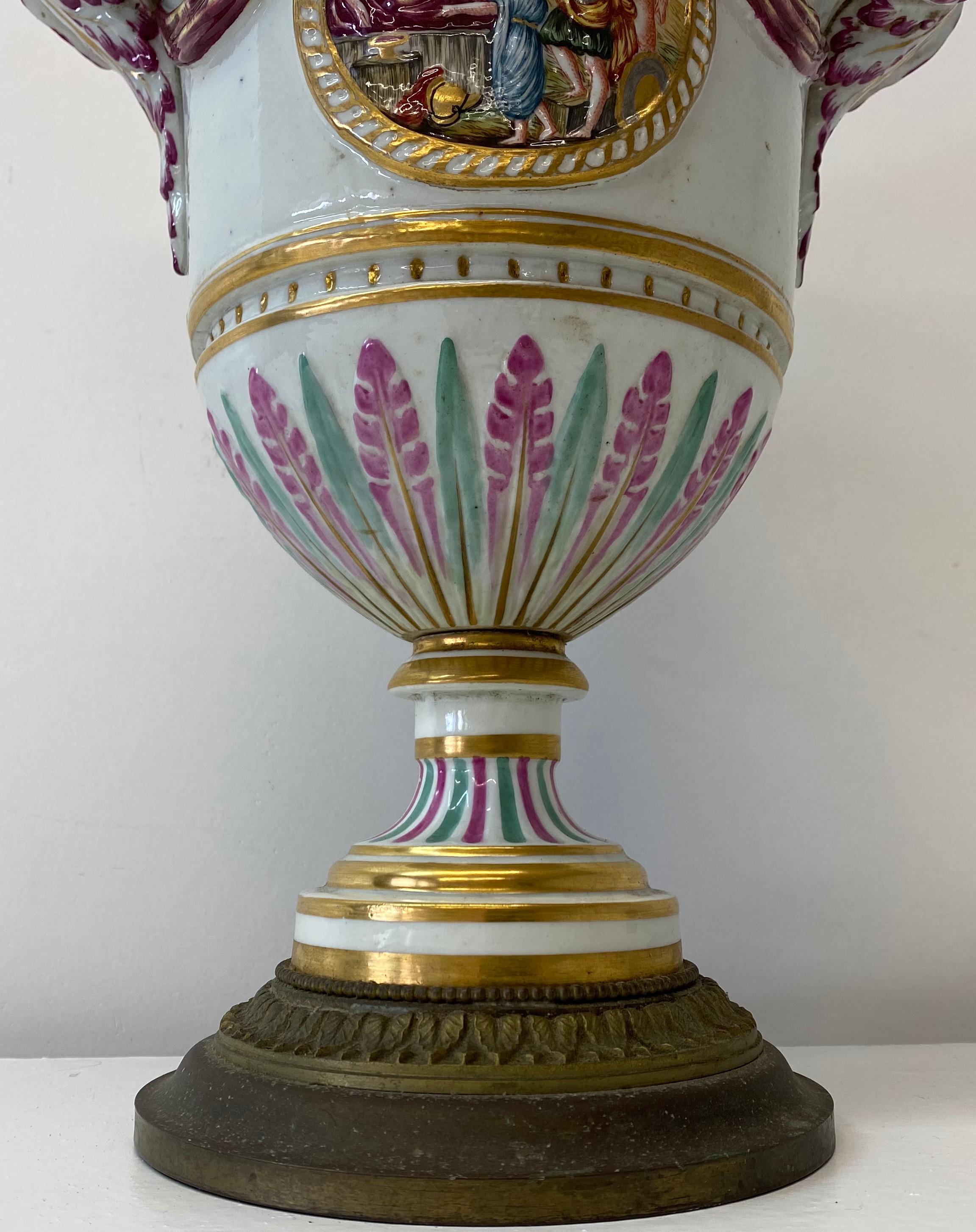 italien Lampe de bureau à double douille en porcelaine de Capodimonte du début du XXe siècle en vente