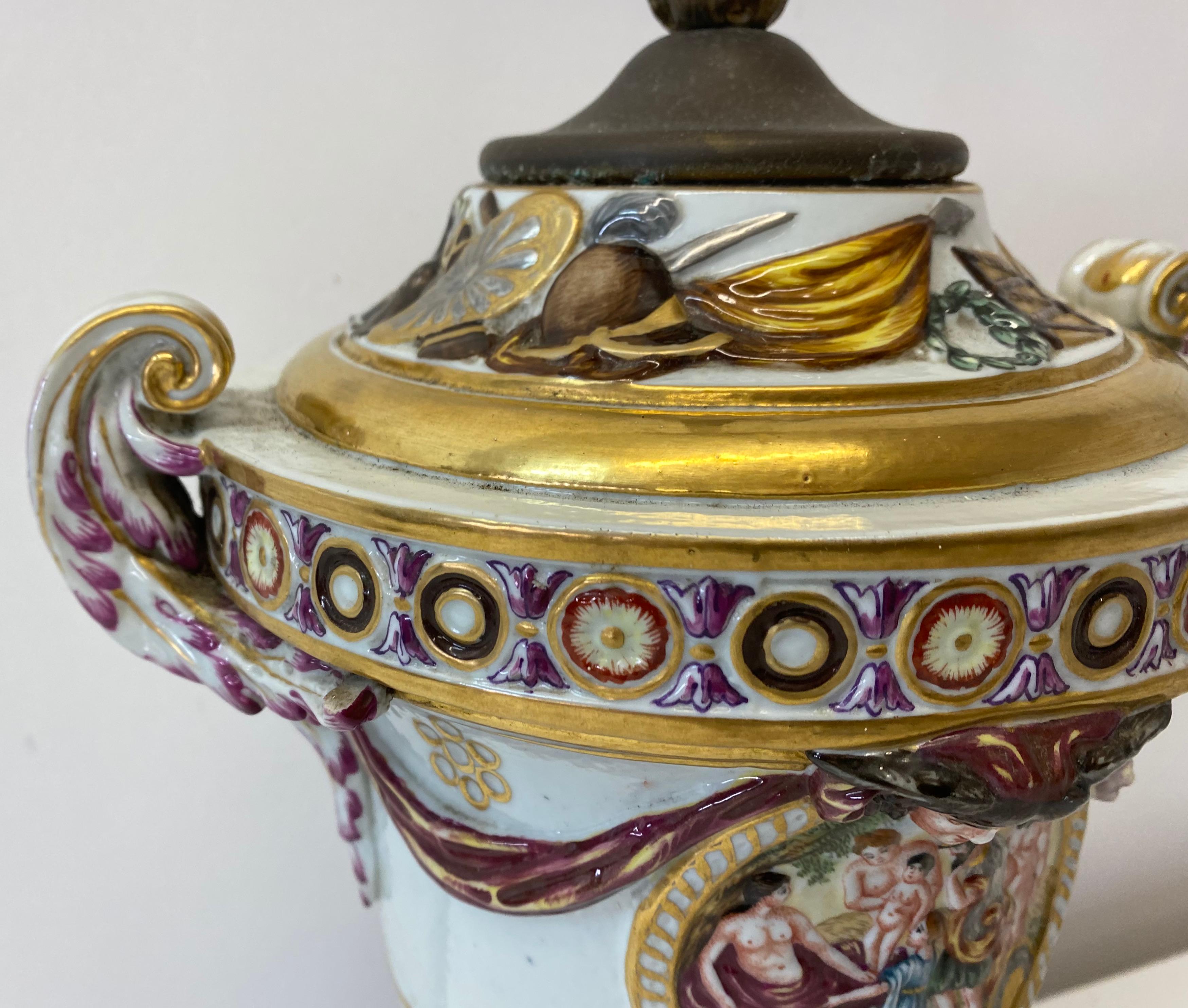 Peint à la main Lampe de bureau à double douille en porcelaine de Capodimonte du début du XXe siècle en vente