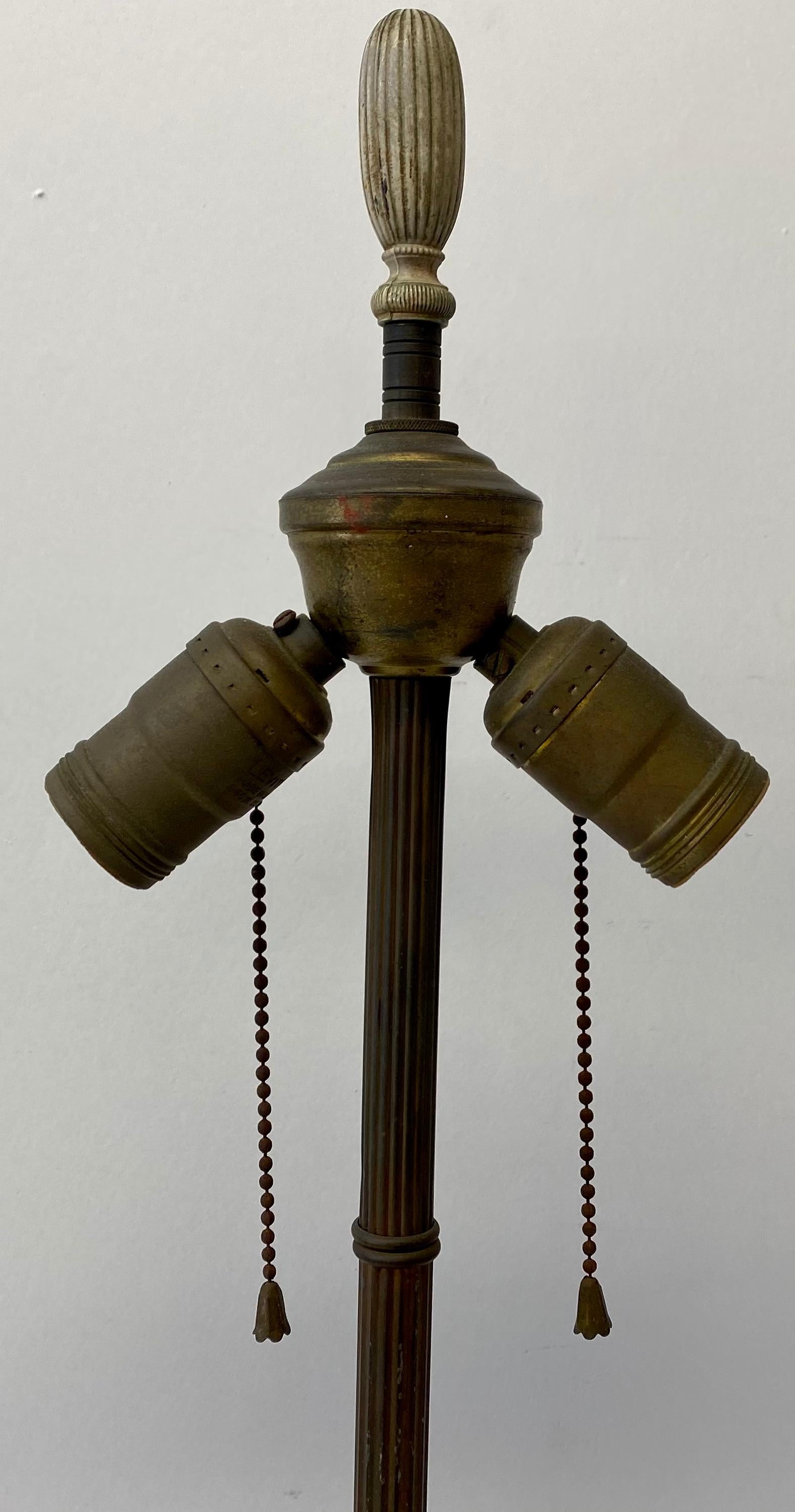 20ième siècle Lampe de bureau à double douille en porcelaine de Capodimonte du début du XXe siècle en vente