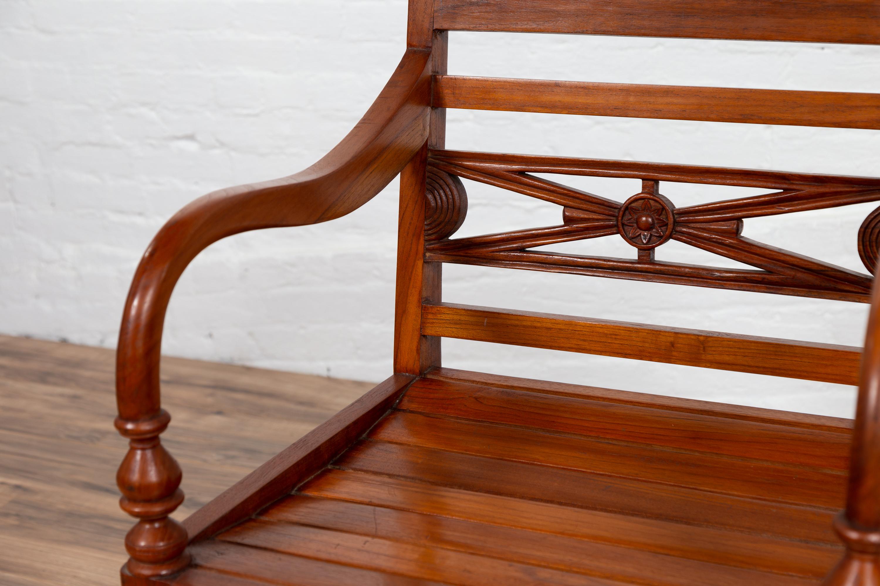 Silla de capitán de Bali de principios del siglo XX con madera de listones y brazos de lazo Madera en venta