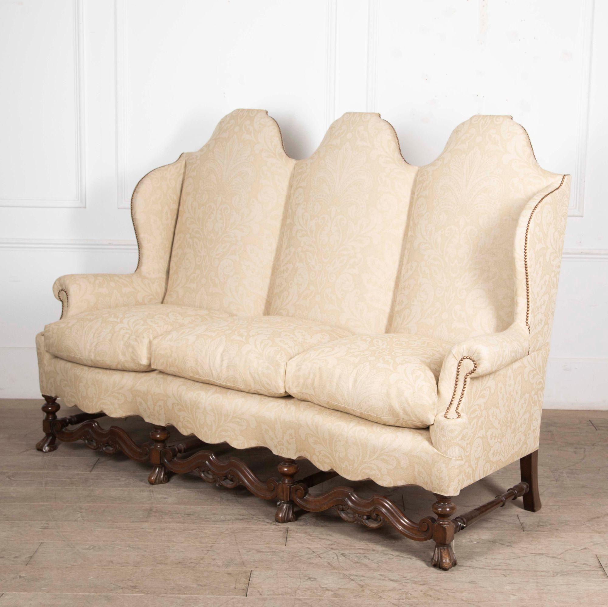 Début du 20e siècle Canapé anglais de style Carole c.1900.
Avec un contour audacieux soutenu par des pieds et un brancard sculptés et tournés.
Il s'agit d'un canapé d'apparat.