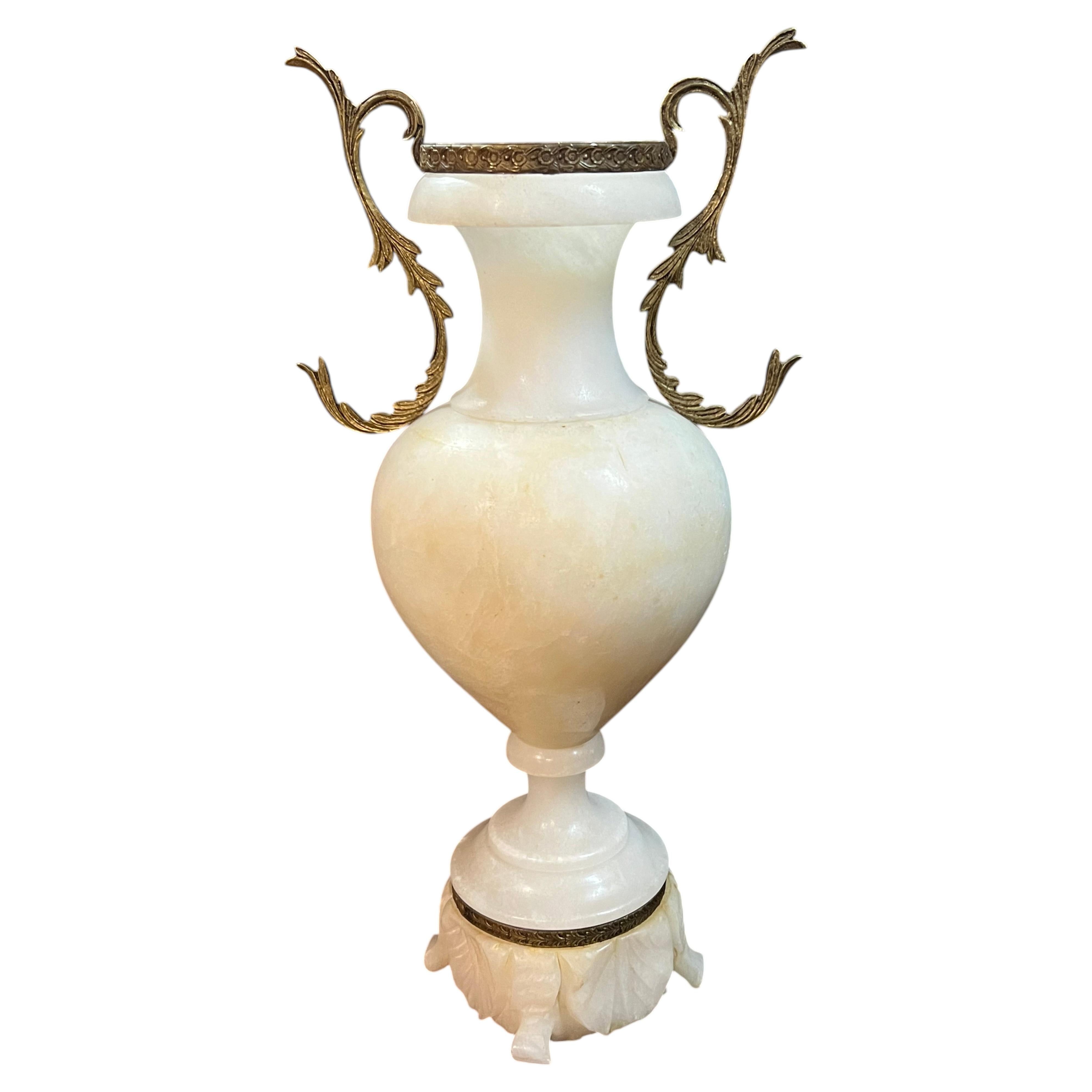 Lampada da tavolo a forma di urna in alabastro intagliato e ormolu dei primi del Novecento, Italia