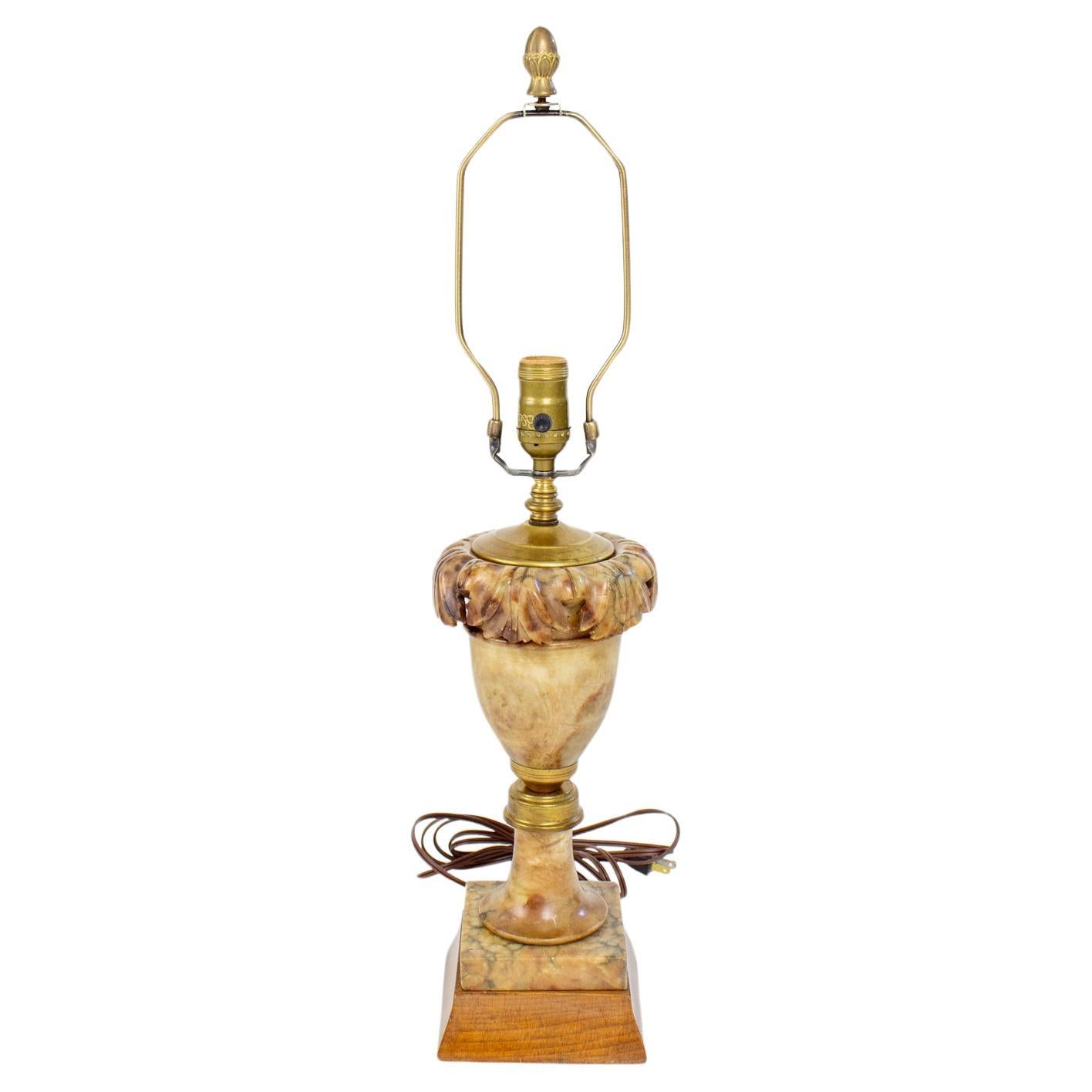 Geschnitzte Alabaster-Tischlampe des frühen 20. Jahrhunderts mit Holzsockel