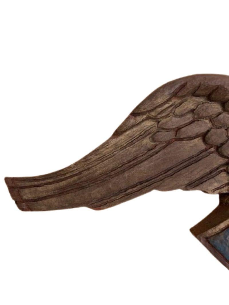 Placa de águila patriótica tallada y dorada de principios del siglo XX, hacia la década de 1940, un  Águila de alas desplegadas con detalles en el pico, los ojos y las plumas, con las garras agarrando un escudo patriótico americano policromado y dos