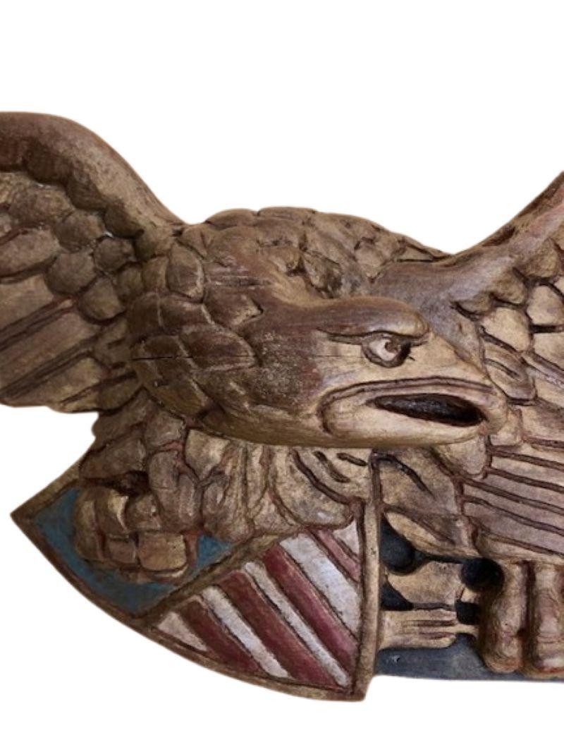 Placa de águila patriótica tallada y decorada de principios del siglo XX, hacia la década de 1940 Arte popular en venta