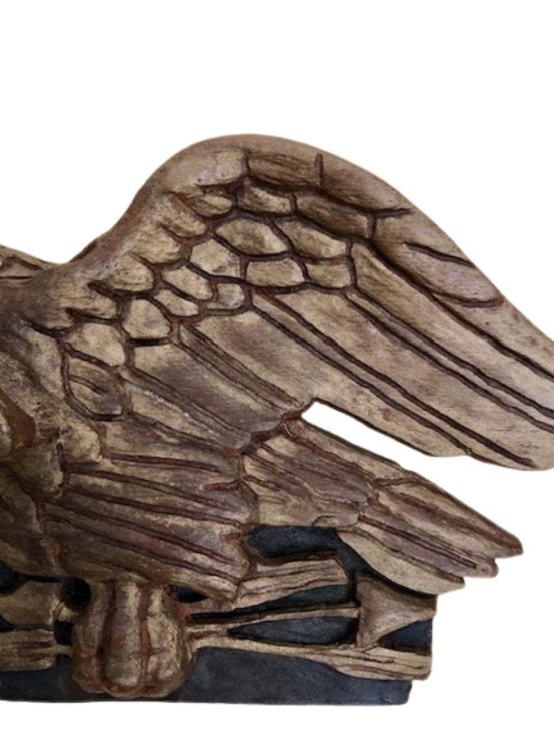 Placa de águila patriótica tallada y decorada de principios del siglo XX, hacia la década de 1940 Tallado a mano en venta